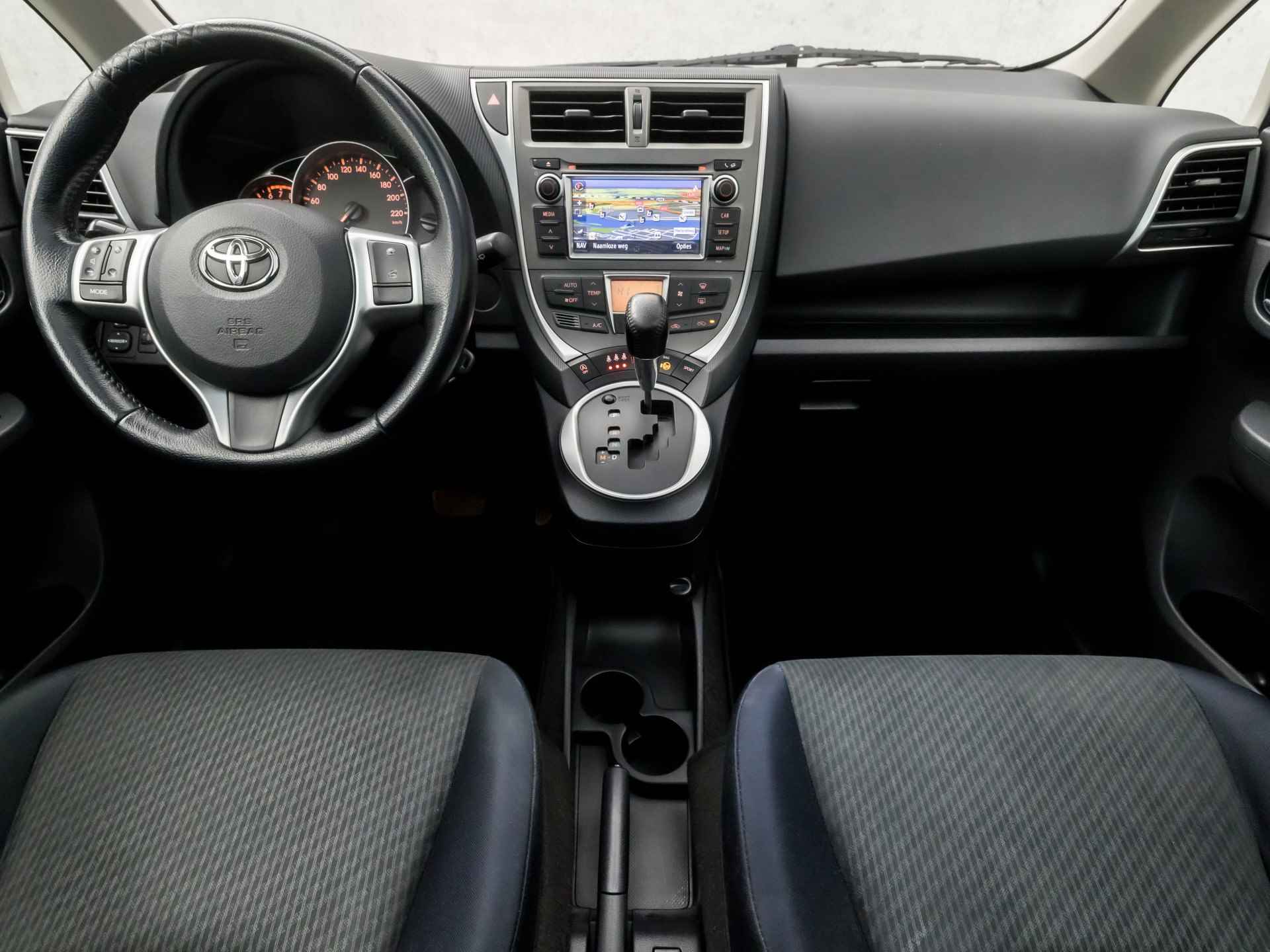 Toyota Verso-S 1.3 VVT-i Aspiration Automaat (PANORAMADAK, NAP, NAVIGATIE, BLUETOOTH, CAMERA, CLIMATE, GETINT GLAS, ARMSTEUN, SPORTSTOELEN, LM VELGEN, PARKEERSENSOREN, STUURWIEL MULTIFUNCTIONEEL, NIEUWE APK, NIEUWSTAAT) - 6/33