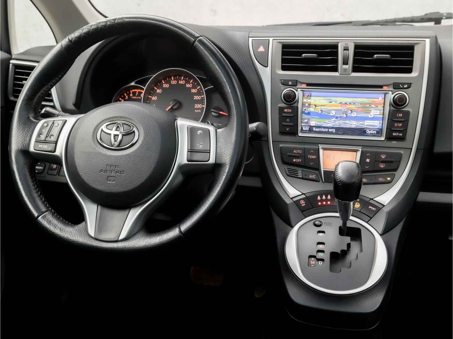 Toyota Verso-S 1.3 VVT-i Aspiration Automaat (PANORAMADAK, NAP, NAVIGATIE, BLUETOOTH, CAMERA, CLIMATE, GETINT GLAS, ARMSTEUN, SPORTSTOELEN, LM VELGEN, PARKEERSENSOREN, STUURWIEL MULTIFUNCTIONEEL, NIEUWE APK, NIEUWSTAAT) - 7/33