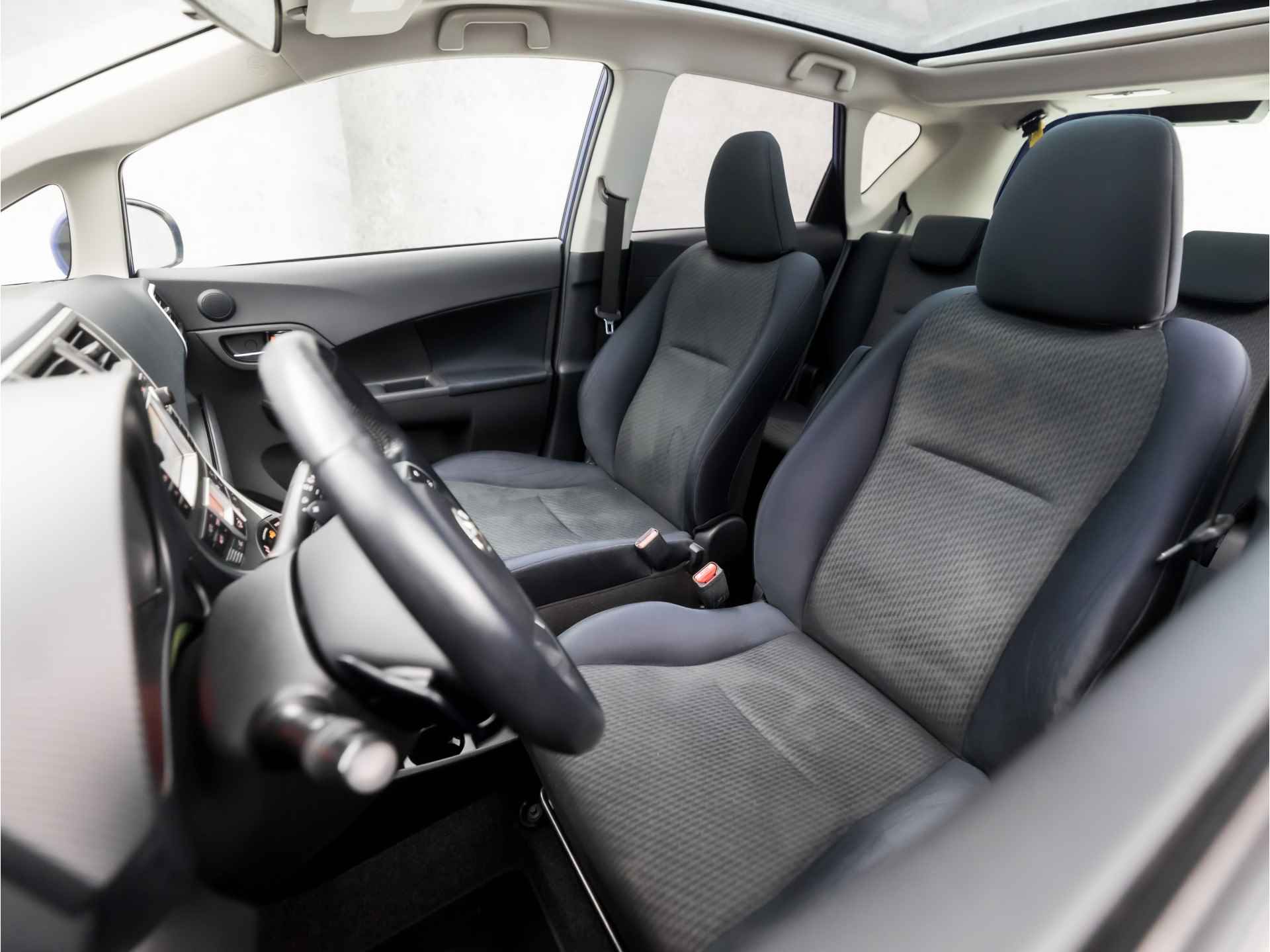 Toyota Verso-S 1.3 VVT-i Aspiration Automaat (PANORAMADAK, NAP, NAVIGATIE, BLUETOOTH, CAMERA, CLIMATE, GETINT GLAS, ARMSTEUN, SPORTSTOELEN, LM VELGEN, PARKEERSENSOREN, STUURWIEL MULTIFUNCTIONEEL, NIEUWE APK, NIEUWSTAAT) - 14/33