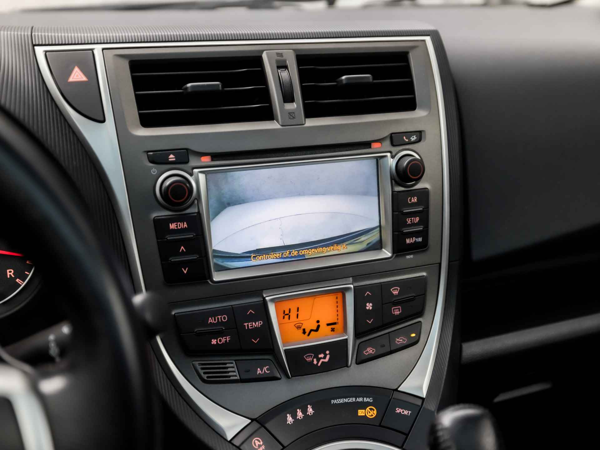 Toyota Verso-S 1.3 VVT-i Aspiration Automaat (PANORAMADAK, NAP, NAVIGATIE, BLUETOOTH, CAMERA, CLIMATE, GETINT GLAS, ARMSTEUN, SPORTSTOELEN, LM VELGEN, PARKEERSENSOREN, STUURWIEL MULTIFUNCTIONEEL, NIEUWE APK, NIEUWSTAAT) - 16/33