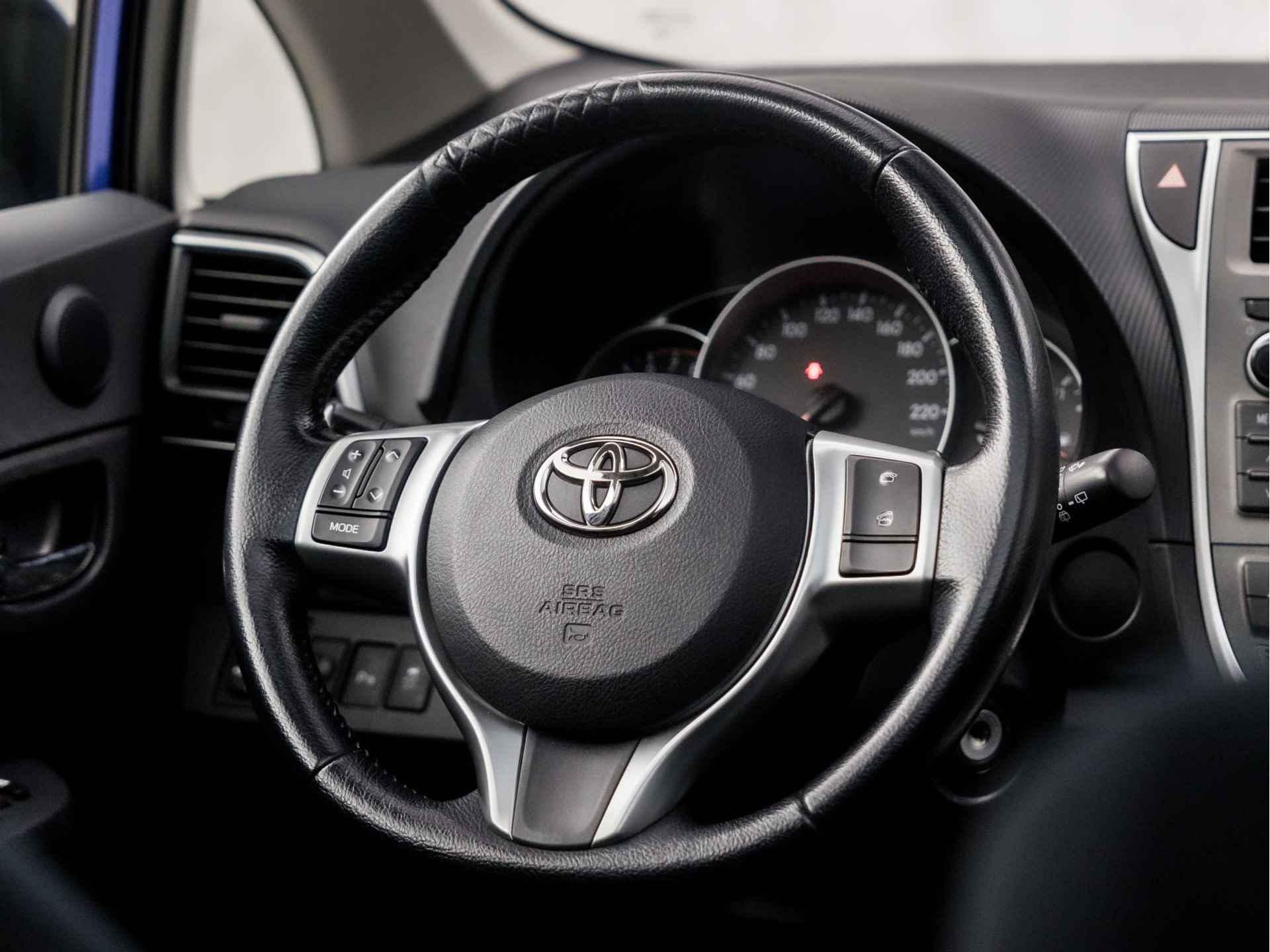 Toyota Verso-S 1.3 VVT-i Aspiration Automaat (PANORAMADAK, NAP, NAVIGATIE, BLUETOOTH, CAMERA, CLIMATE, GETINT GLAS, ARMSTEUN, SPORTSTOELEN, LM VELGEN, PARKEERSENSOREN, STUURWIEL MULTIFUNCTIONEEL, NIEUWE APK, NIEUWSTAAT) - 18/33