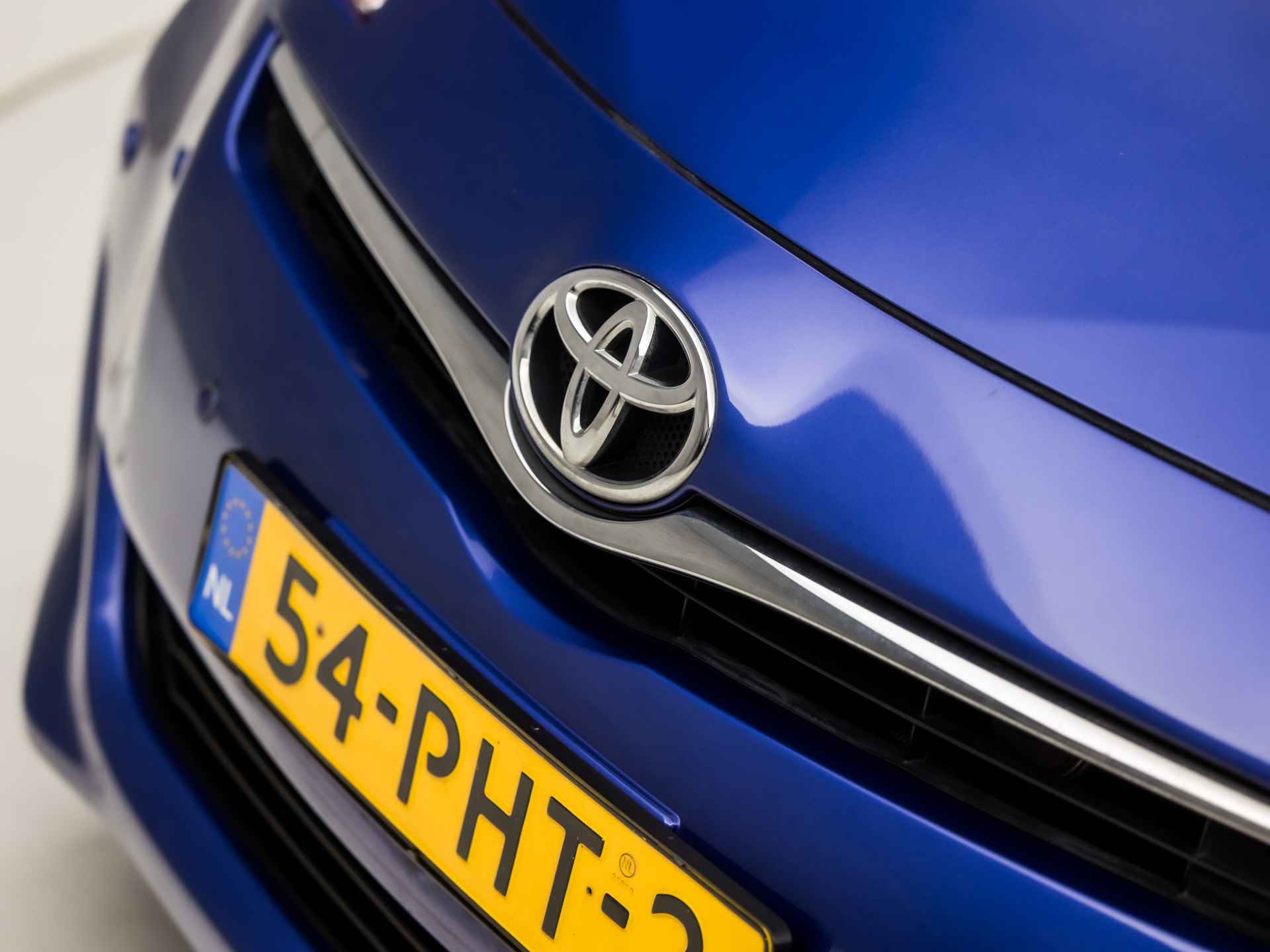 Toyota Verso-S 1.3 VVT-i Aspiration Automaat (PANORAMADAK, NAP, NAVIGATIE, BLUETOOTH, CAMERA, CLIMATE, GETINT GLAS, ARMSTEUN, SPORTSTOELEN, LM VELGEN, PARKEERSENSOREN, STUURWIEL MULTIFUNCTIONEEL, NIEUWE APK, NIEUWSTAAT) - 28/33