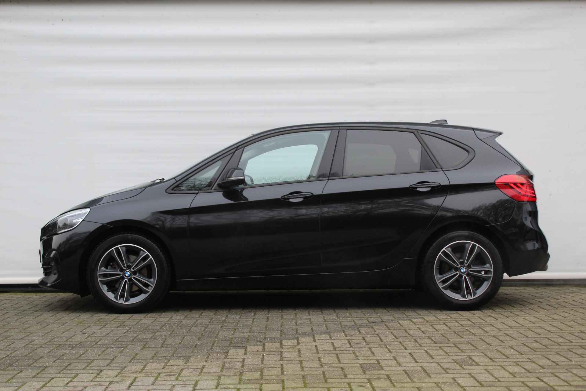 BMW 2 Serie Active Tourer 218i Executive Sport Line Automaat / Achteruitrijcamera / Sportstoelen / LED / Head-Up / Apple CarPlay / Park Assistant - 3/28