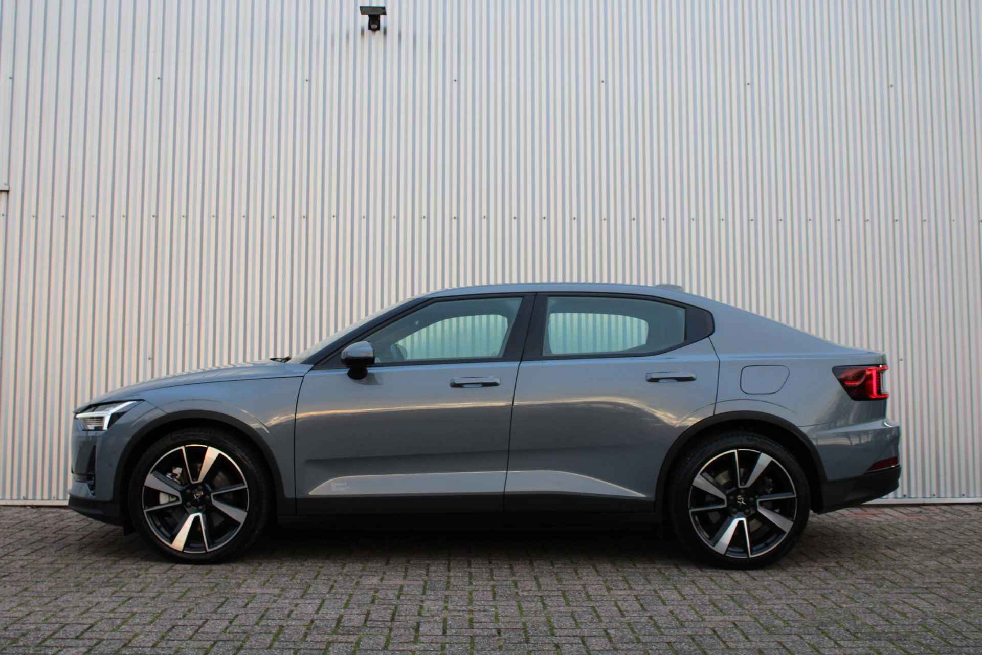 Polestar 2 Long Range Dual Motor Launch Edition 78kWh, 360" Camera, Bestuurdersstoel met geheugenfunctie, Adaptieve Cruise Control, Pilot Assist, Standkachel, Harman/Kardon Premium audio, Google Services, Semi elektrische trekhaak, Elektrisch bedienbare achterklep - 4/33