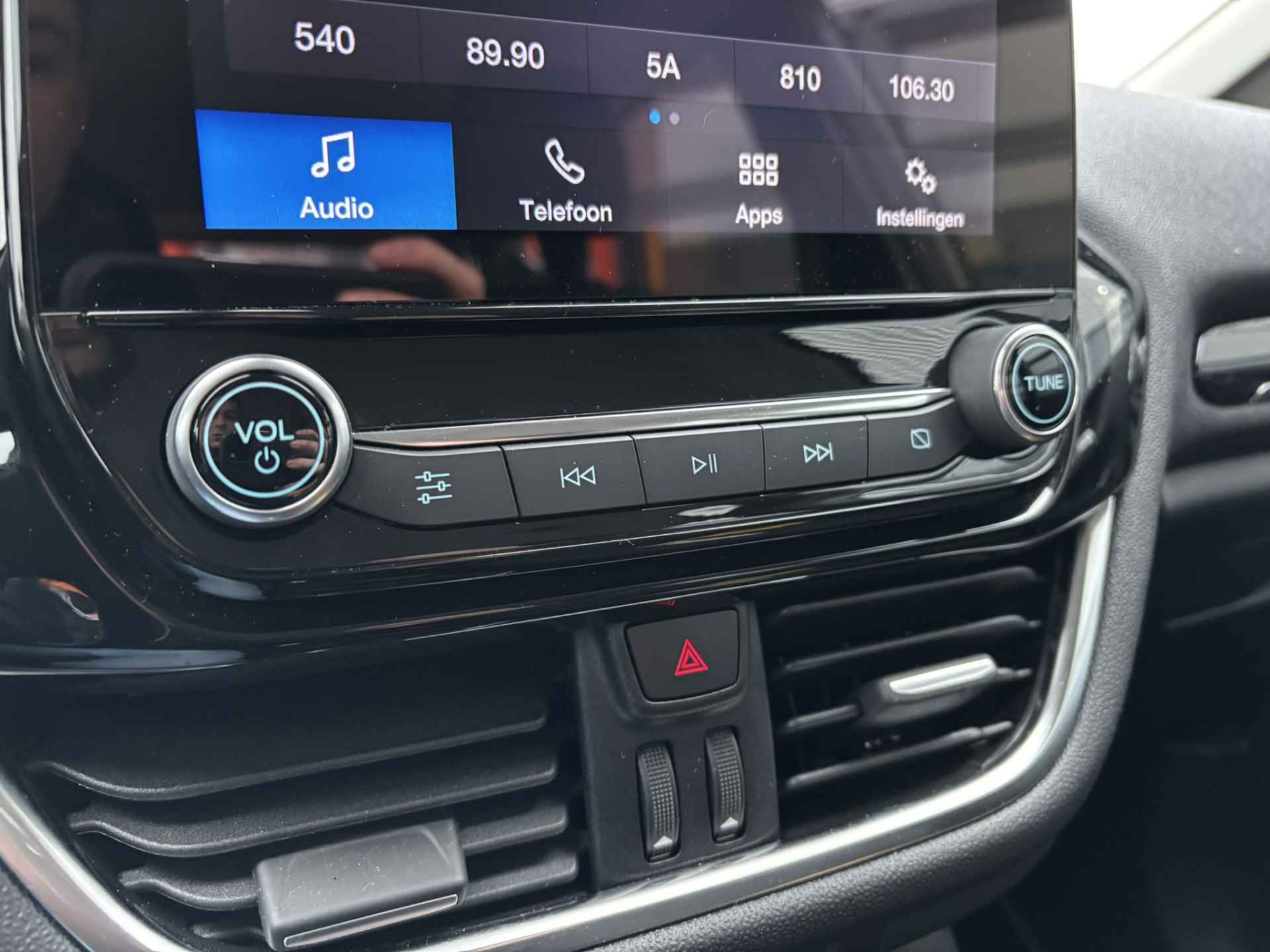 Ford Fiesta 1.0 EcoBoost Hybrid Titanium / Sensoren Achter / AndroidAuto/AppleCarplay / Stoel/Stuurverwarming / Verwarmbare Voorruit / - 30/35