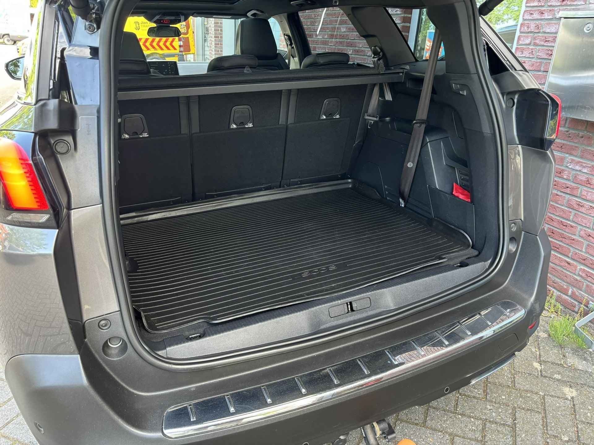 Peugeot 5008 SUV GT-Line 1.2 PureTech 130pk EAT8 AUTOMAAT | SCHUIF/KANTELDAK | NAPPA LEDER | ADAPTIVE CRUISE | HANDSFREE A.KLEP | TREKHAAK | NAVI | DAB+ | - 16/76