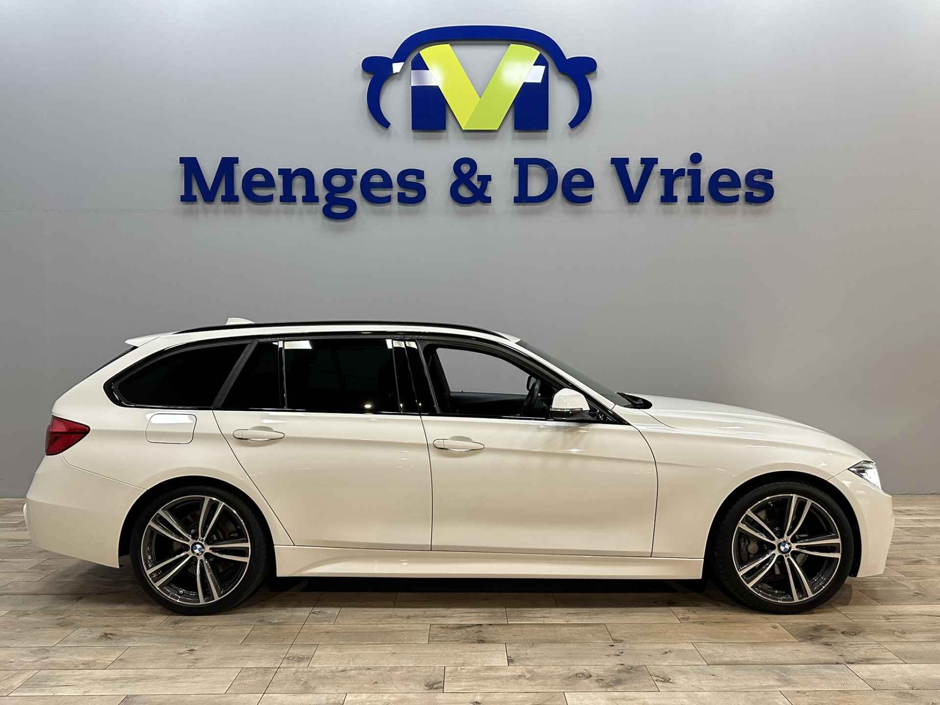 BMW 3 Serie Touring 340i 326 PK Centennial High Executive M Sport | 6 Cilinder | Airco ECC | LED | Navigatie | Leer | Trekhaak | Stoelverwarming | 19" velgen | DAB | Isofix | NAP | - 2/52