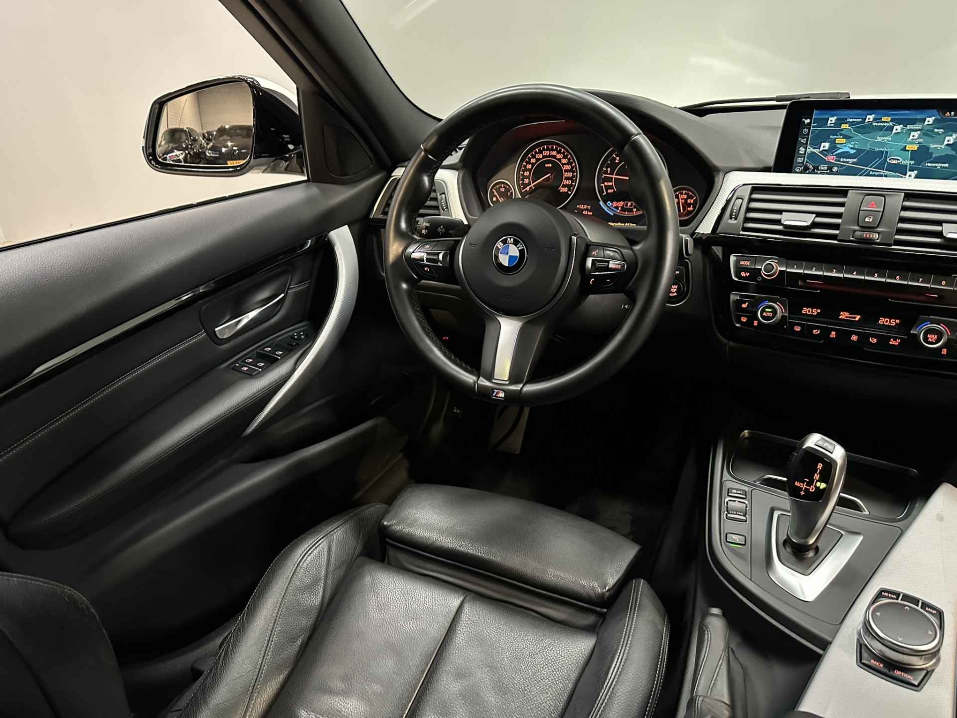 BMW 3 Serie Touring 340i 326 PK Centennial High Executive M Sport | 6 Cilinder | Airco ECC | LED | Navigatie | Leer | Trekhaak | Stoelverwarming | 19" velgen | DAB | Isofix | NAP | - 32/52