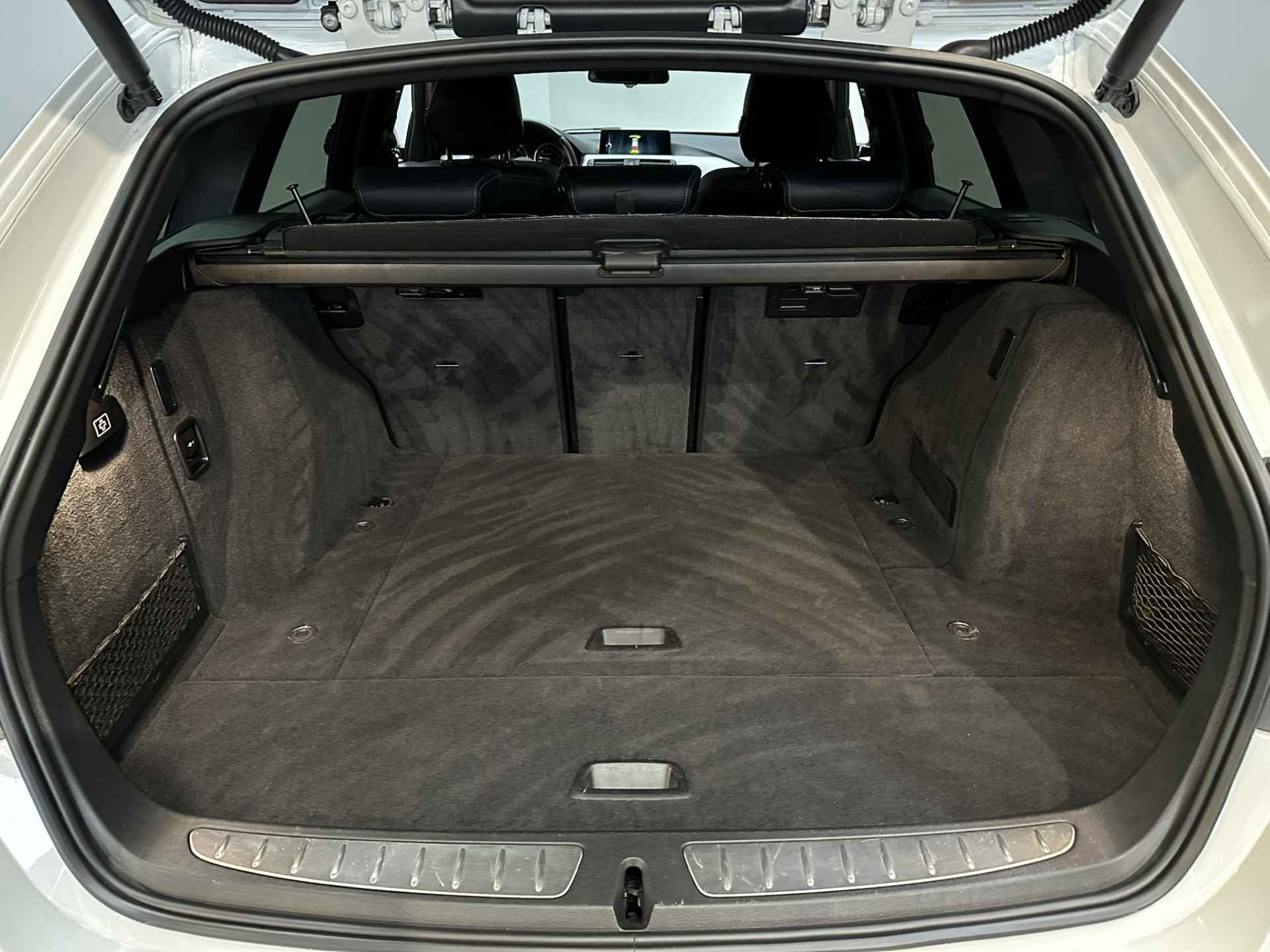 BMW 3 Serie Touring 340i 326 PK Centennial High Executive M Sport | 6 Cilinder | Airco ECC | LED | Navigatie | Leer | Trekhaak | Stoelverwarming | 19" velgen | DAB | Isofix | NAP | - 39/52