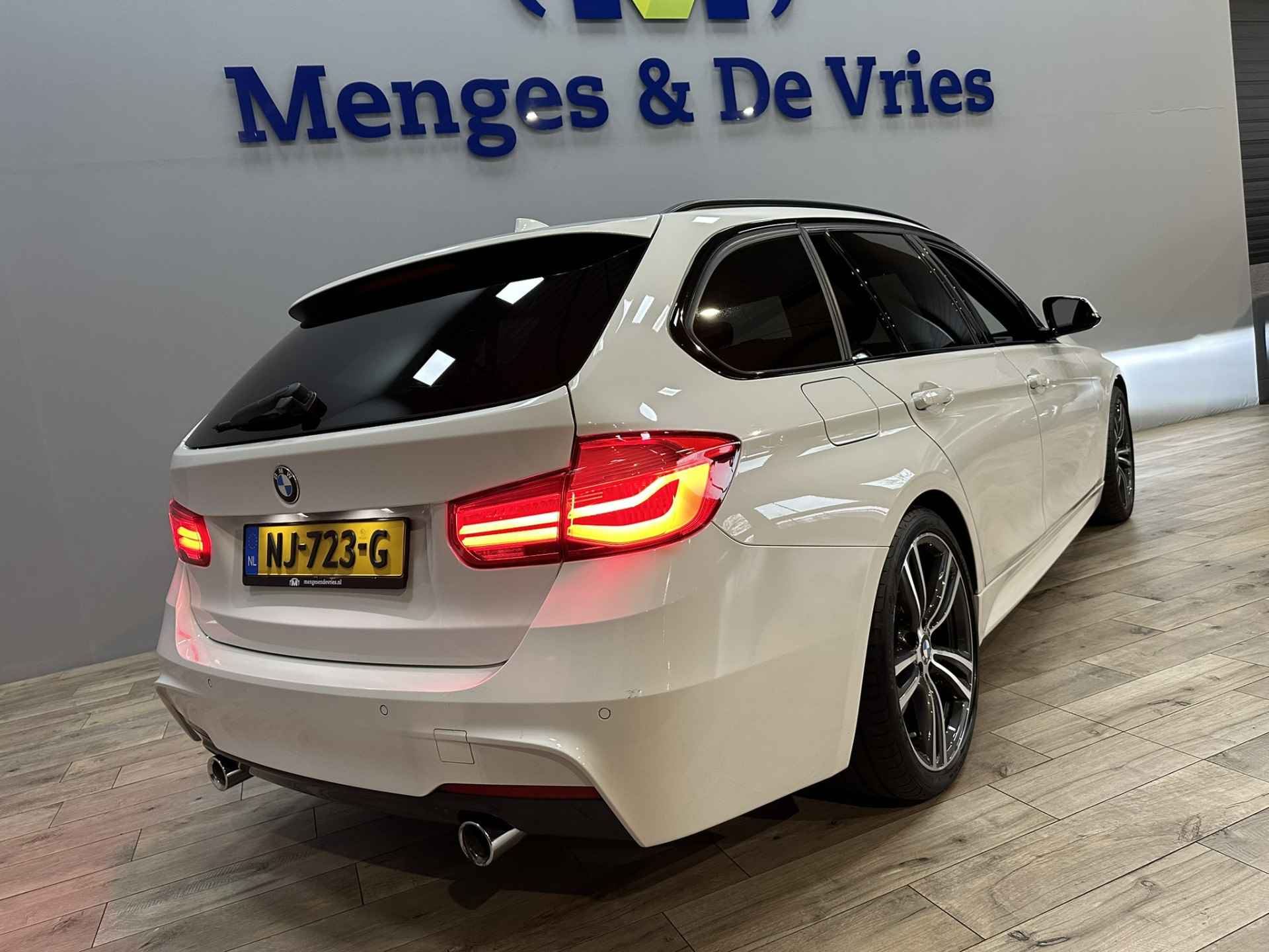 BMW 3 Serie Touring 340i 326 PK Centennial High Executive M Sport | 6 Cilinder | Airco ECC | LED | Navigatie | Leer | Trekhaak | Stoelverwarming | 19" velgen | DAB | Isofix | NAP | - 45/52