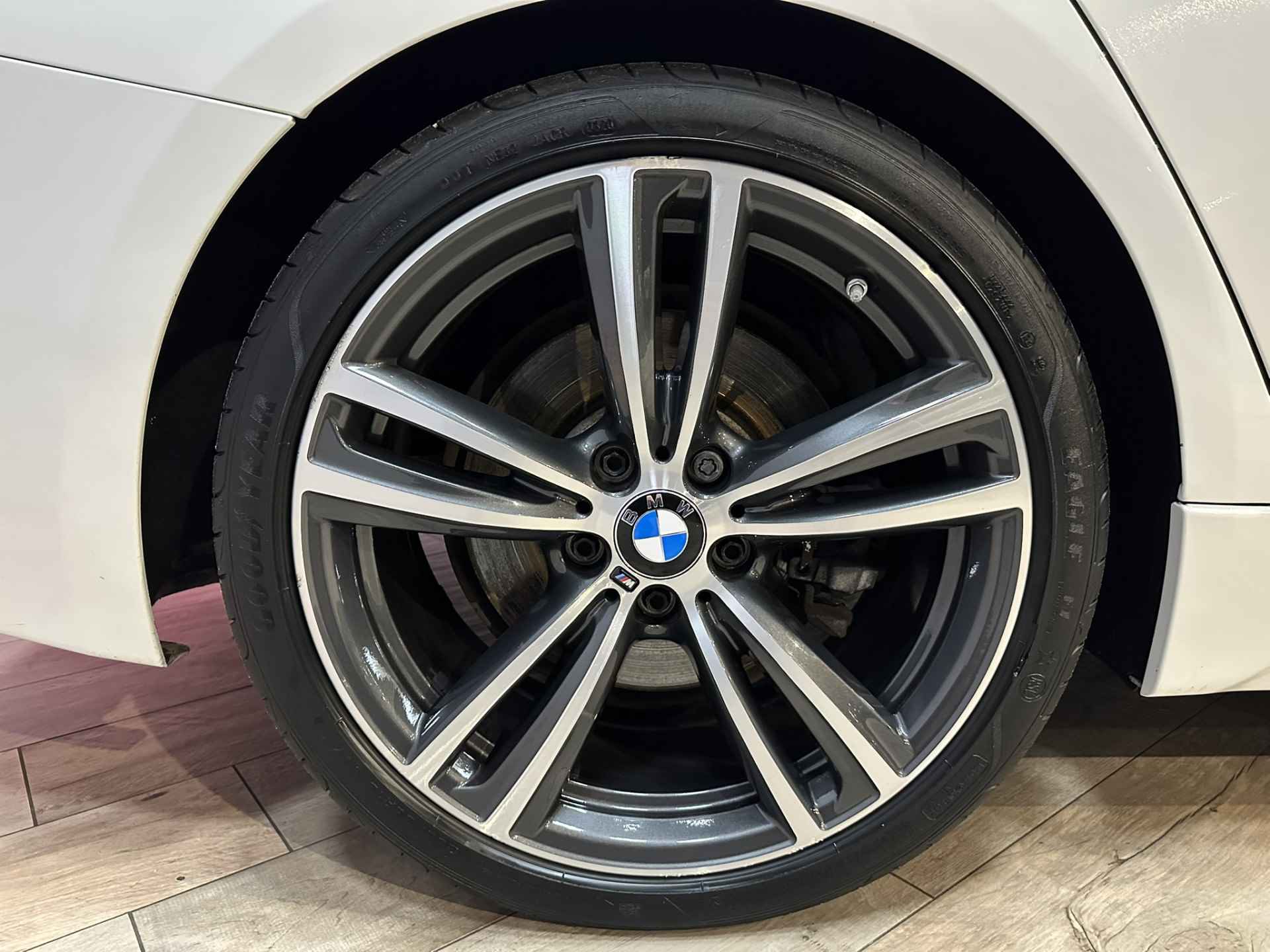 BMW 3 Serie Touring 340i 326 PK Centennial High Executive M Sport | 6 Cilinder | Airco ECC | LED | Navigatie | Leer | Trekhaak | Stoelverwarming | 19" velgen | DAB | Isofix | NAP | - 50/52