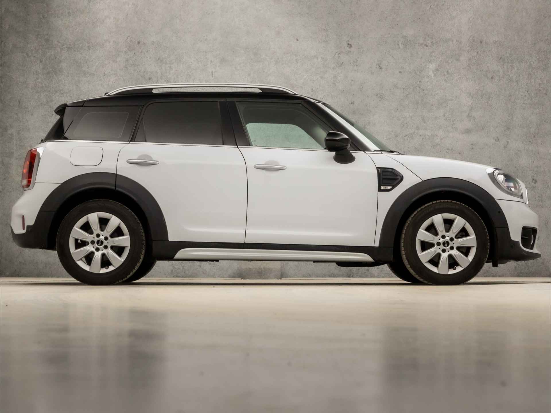 MINI Countryman 1.5 Cooper Chili Sport Automaat (NAVIGATIE, CLIMATE, GETINT GLAS, LED KOPLAMPEN, PARKEERSENSOREN, SPORTSTOELEN, CRUISE, DAKRAILS, NIEUWSTAAT) - 4/35