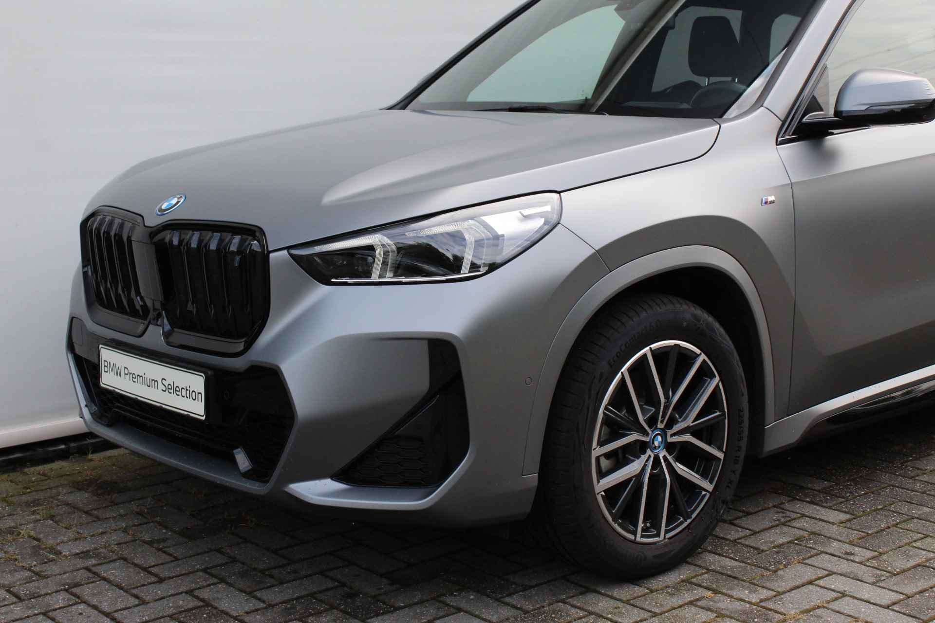 BMW iX1 xDrive30 High Executive M Sport 66 kWh / Panoramadak / Trekhaak / Adaptieve LED / Sportstoelen / Memory Seats / Driving Assistant Professional / Comfort Access / Harman-Kardon - 19/33