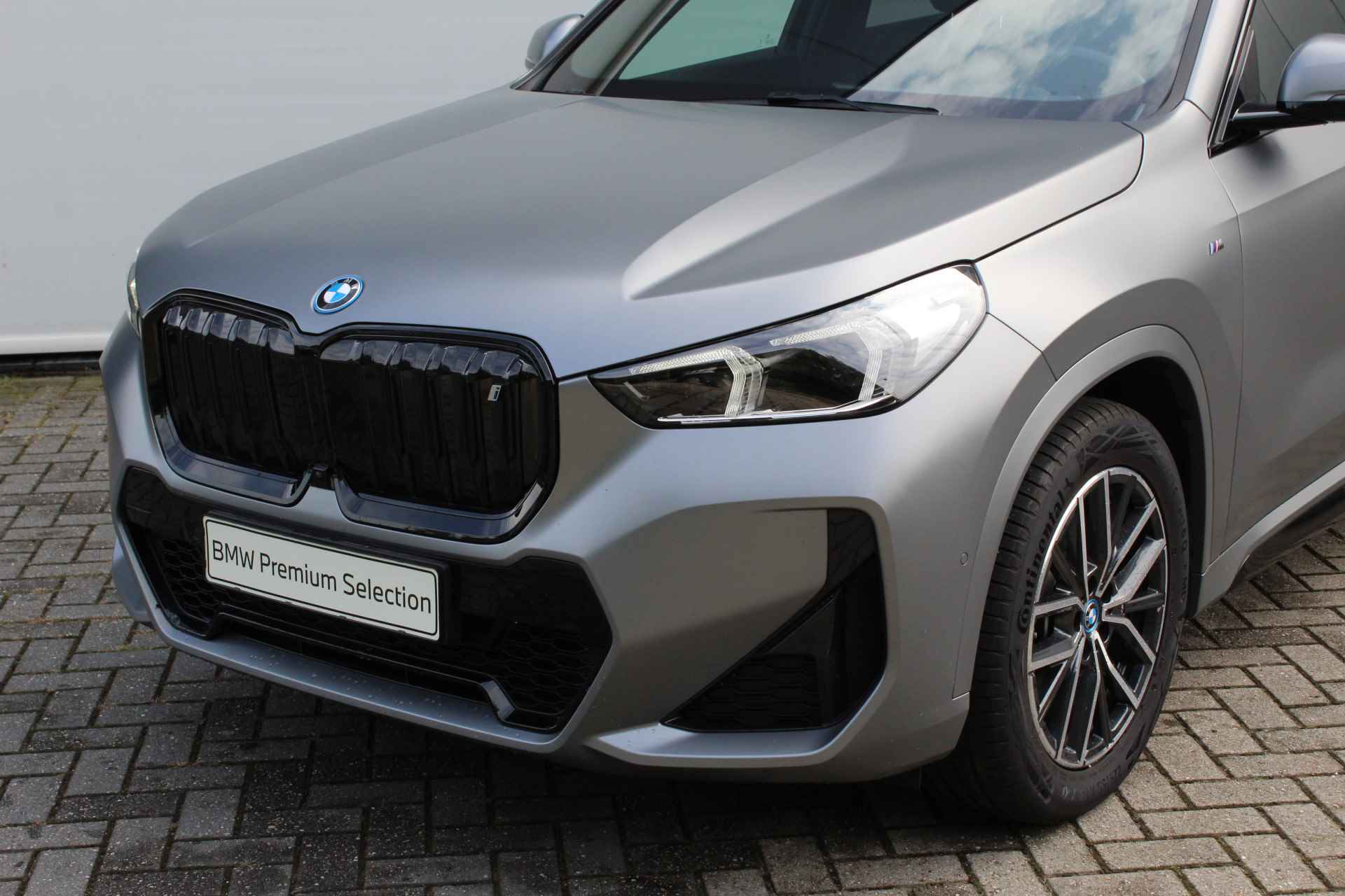 BMW iX1 xDrive30 High Executive M Sport 66 kWh / Panoramadak / Trekhaak / Adaptieve LED / Sportstoelen / Memory Seats / Driving Assistant Professional / Comfort Access / Harman-Kardon - 26/33