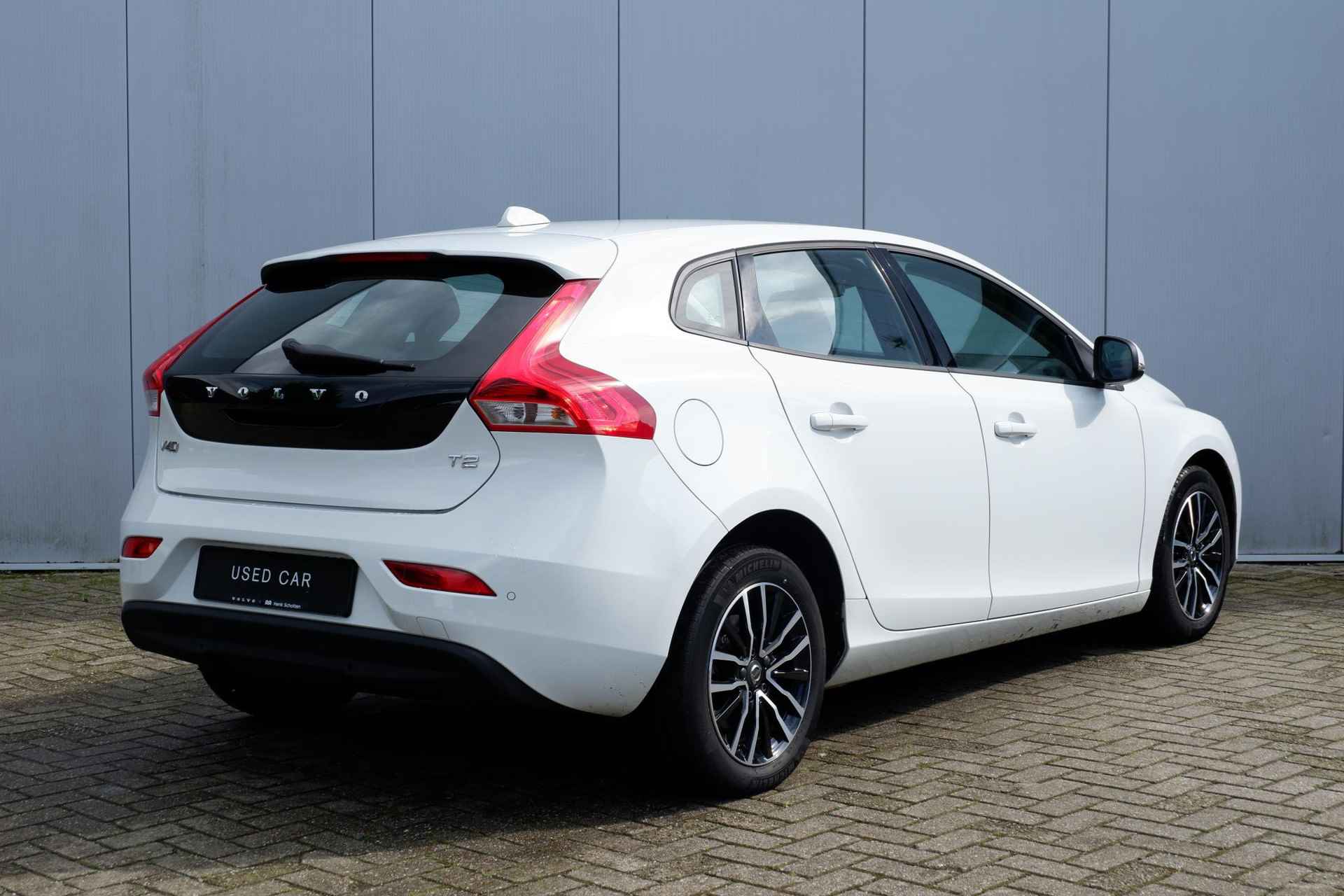 Volvo V40 T2 AUT6 122PK Polar+, Cruise Control met Speed Limiter, Sensus Full Map navigatie, Bluetooth telefoonvoorbereiding, Electronic Climate Control, Park Assist achter, 16" Markeb lichtmetalen velgen, Ice White exterieur, T-Tec bekleding Off Black - 3/29