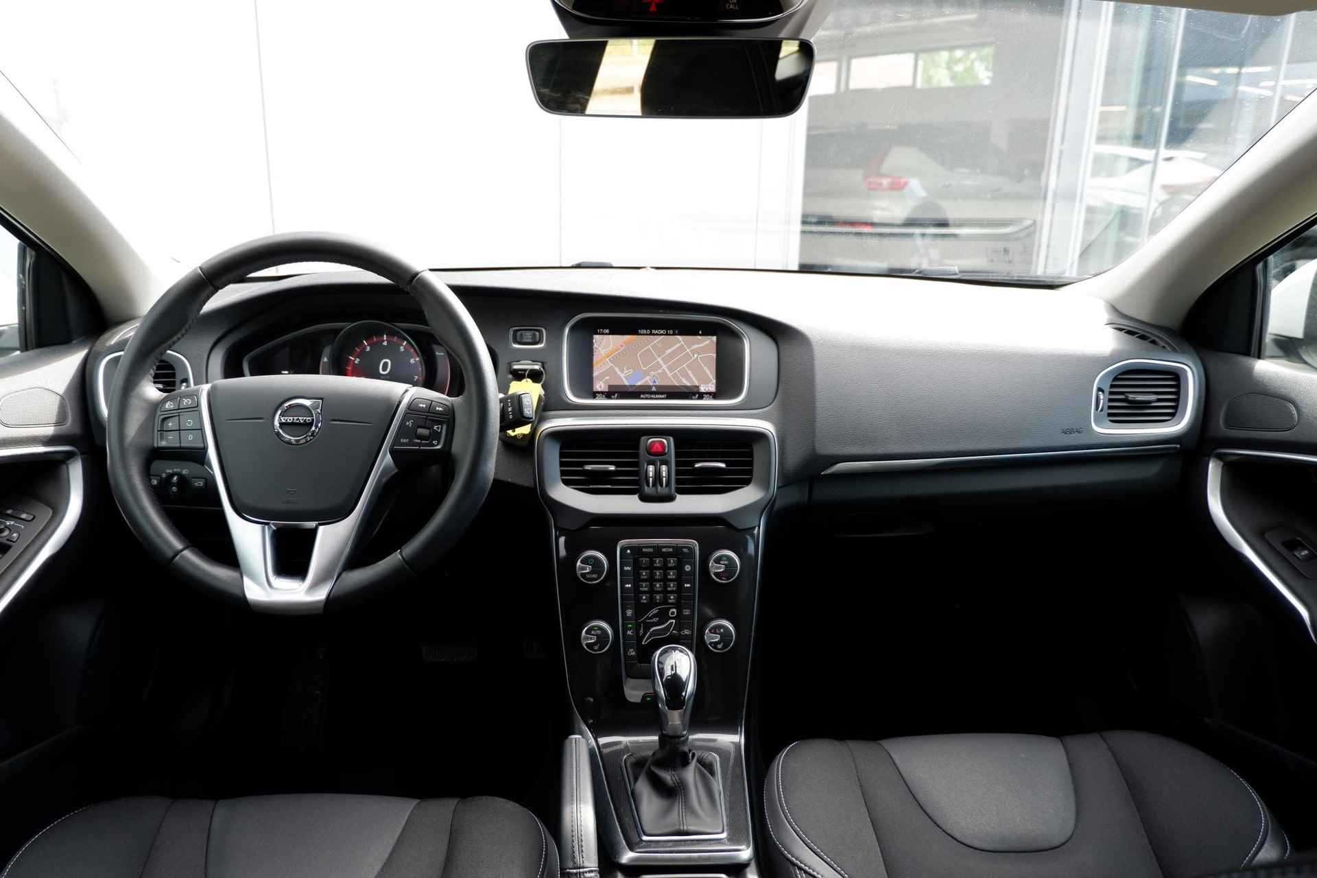 Volvo V40 T2 AUT6 122PK Polar+, Cruise Control met Speed Limiter, Sensus Full Map navigatie, Bluetooth telefoonvoorbereiding, Electronic Climate Control, Park Assist achter, 16" Markeb lichtmetalen velgen, Ice White exterieur, T-Tec bekleding Off Black - 5/29