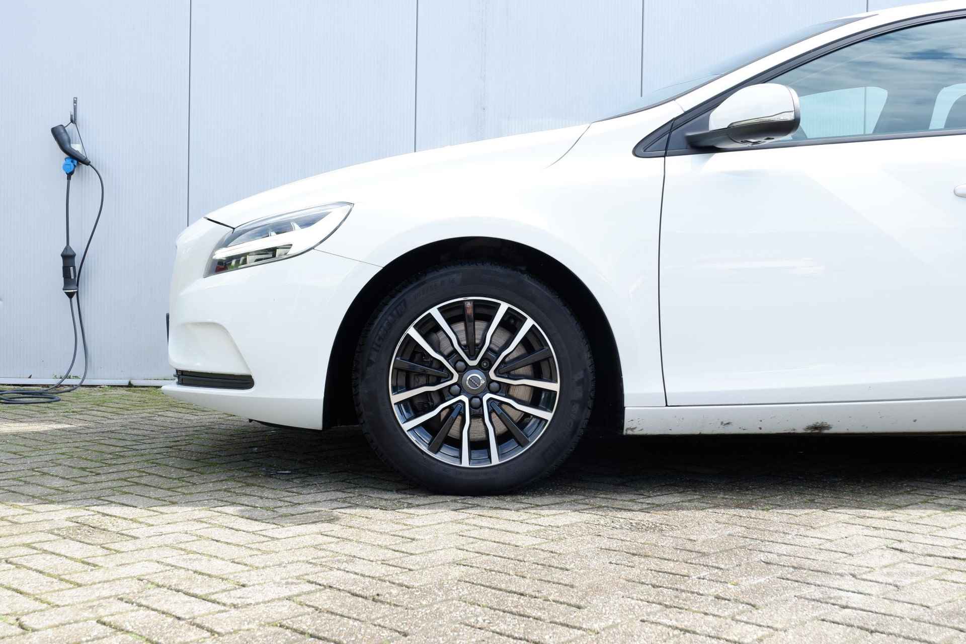 Volvo V40 T2 AUT6 122PK Polar+, Cruise Control met Speed Limiter, Sensus Full Map navigatie, Bluetooth telefoonvoorbereiding, Electronic Climate Control, Park Assist achter, 16" Markeb lichtmetalen velgen, Ice White exterieur, T-Tec bekleding Off Black - 9/29