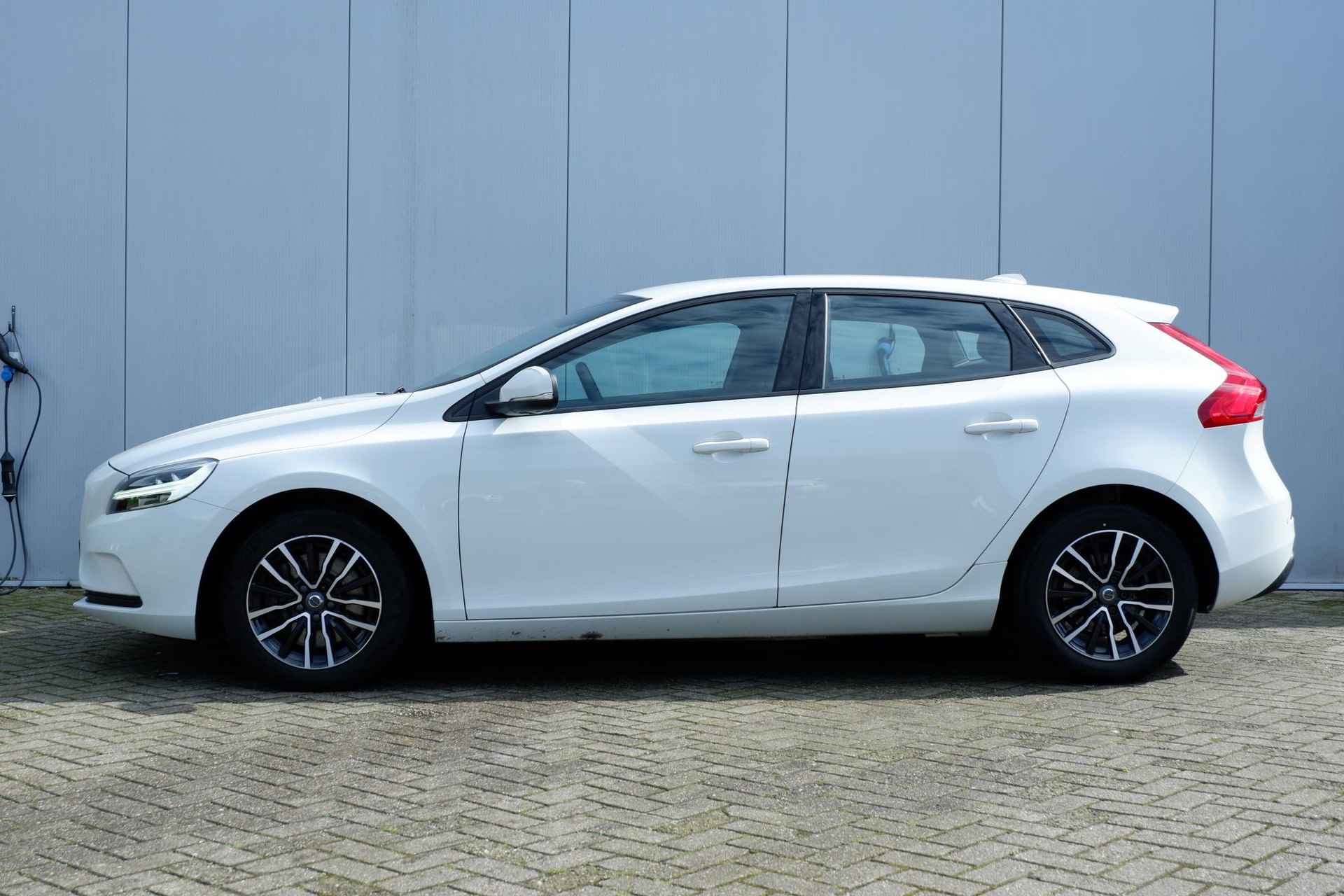 Volvo V40 T2 AUT6 122PK Polar+, Cruise Control met Speed Limiter, Sensus Full Map navigatie, Bluetooth telefoonvoorbereiding, Electronic Climate Control, Park Assist achter, 16" Markeb lichtmetalen velgen, Ice White exterieur, T-Tec bekleding Off Black - 10/29