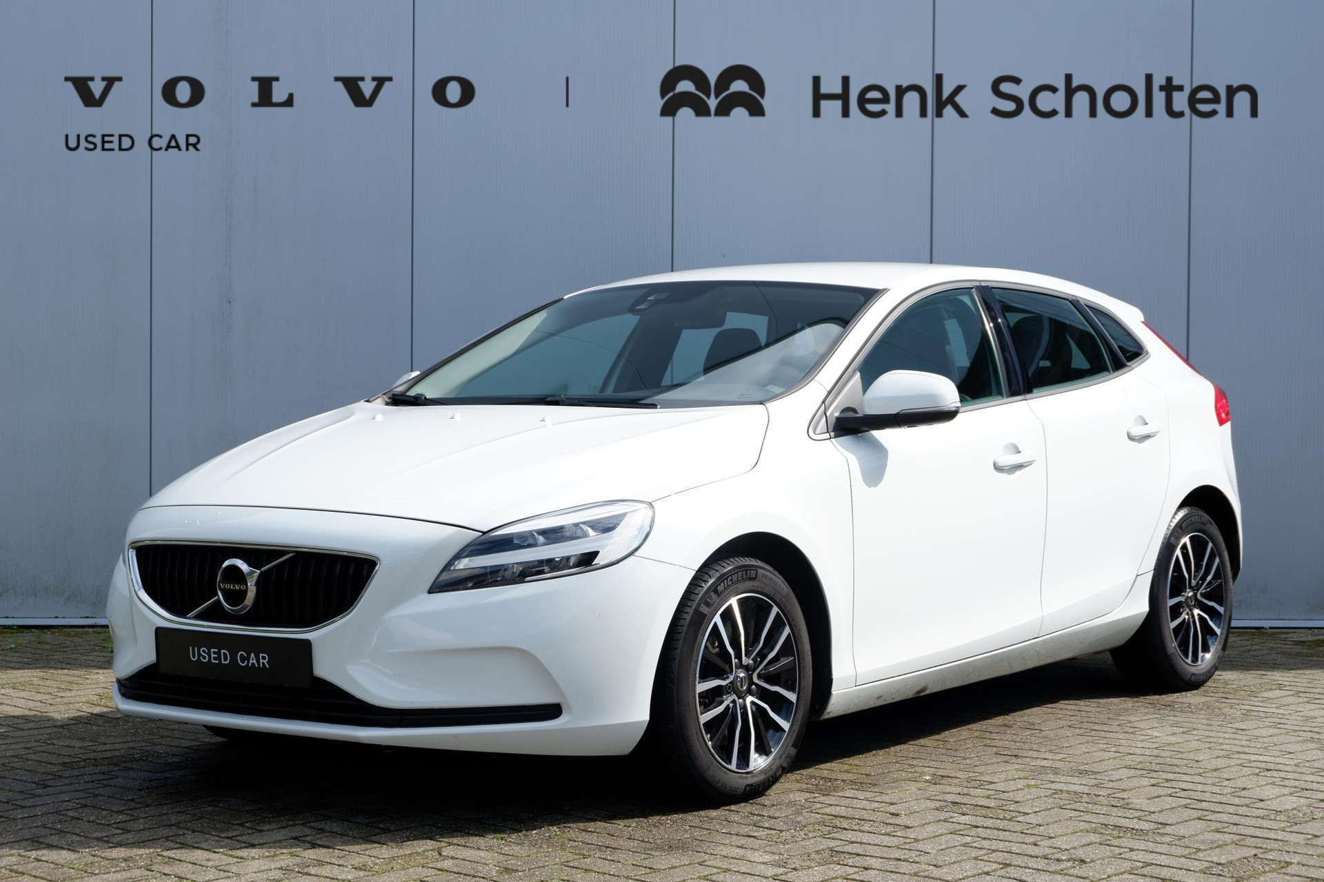 Volvo V40 T2 AUT6 122PK Polar+, Cruise Control met Speed Limiter, Sensus Full Map navigatie, Bluetooth telefoonvoorbereiding, Electronic Climate Control, Park Assist achter, 16" Markeb lichtmetalen velgen, Ice White exterieur, T-Tec bekleding Off Black