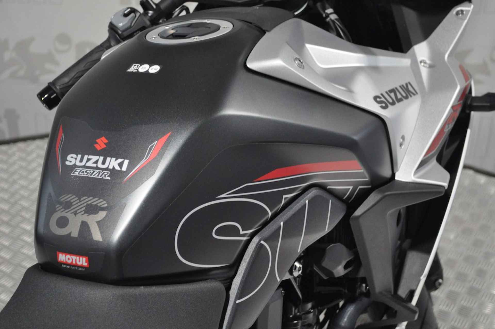 SUZUKI Gsx-8r DEMO - 16/19