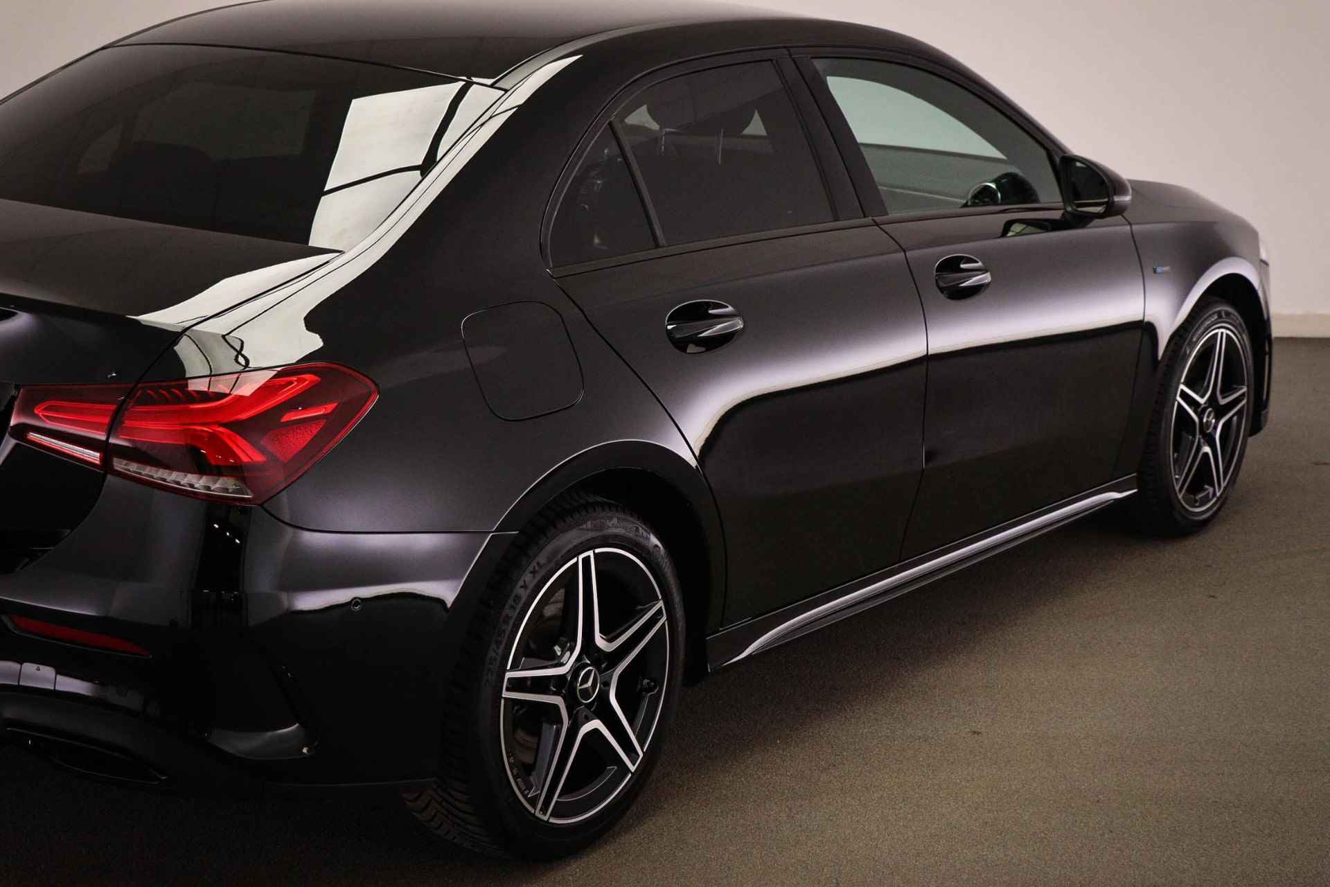 Mercedes-Benz A-klasse 250 e Premium Plus | SFEERVERLICHTING | DAB | APPLE | 18" - 23/60