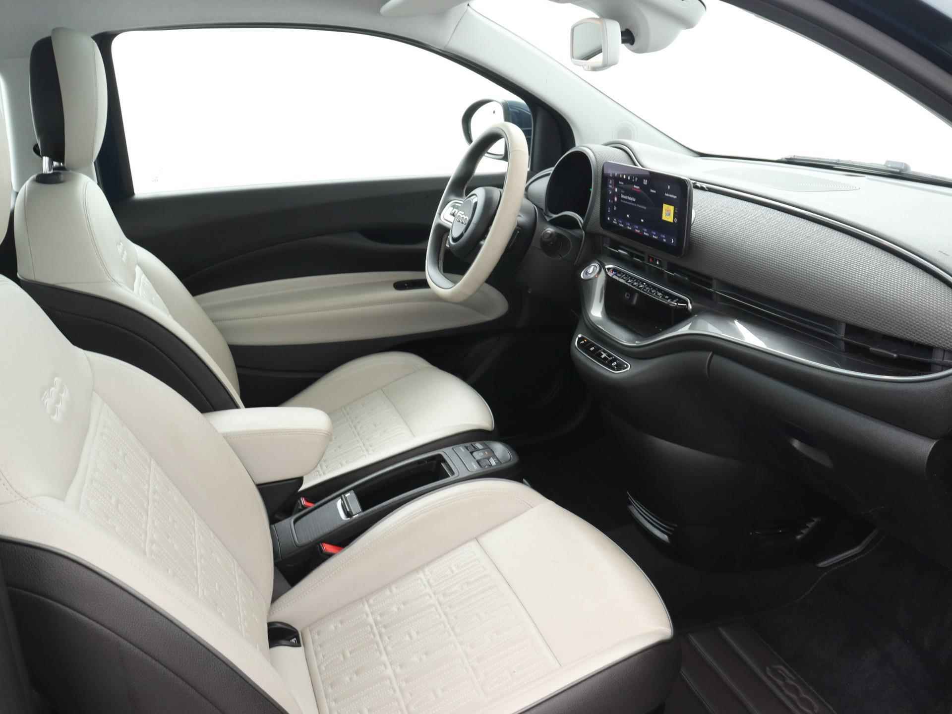 Fiat 500 La Prima 42 kWh | Navigatie | Lederen bekleding | Parkeersensoren voor + achter | Adaptive Cruise control  | Panorama dak - 22/24