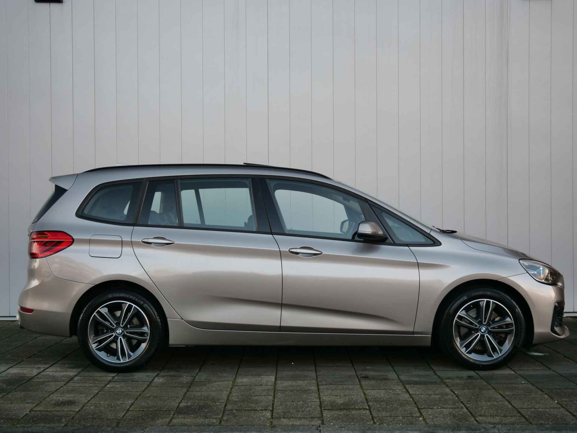 BMW 2 Serie Gran Tourer 220d xDrive 7p. High Executive 191 Pk Automaat Navi / DAB / Camera / Leer / Pano-dak - 9/42