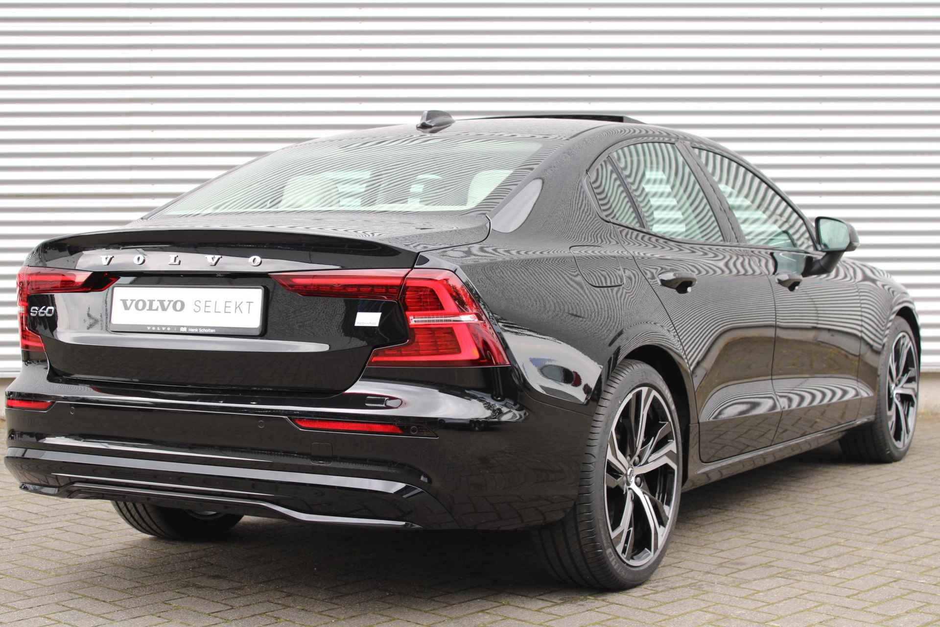 Volvo S60 Recharge T6 AWD AUT8 350PK Plus Dark, Panoramisch Schuif-/Kanteldak, Power Seats Met Geheugenfunctie, Keyless Entry, 19" Lichtmetalen Velgen, Lederen Bekleding, Adaptieve Cruise Control Met Pilot Assist, BLIS Dodehoekdetectie, Verwarmbare Voor- en Achterstoelen, Stuurwielverwarming - 3/15