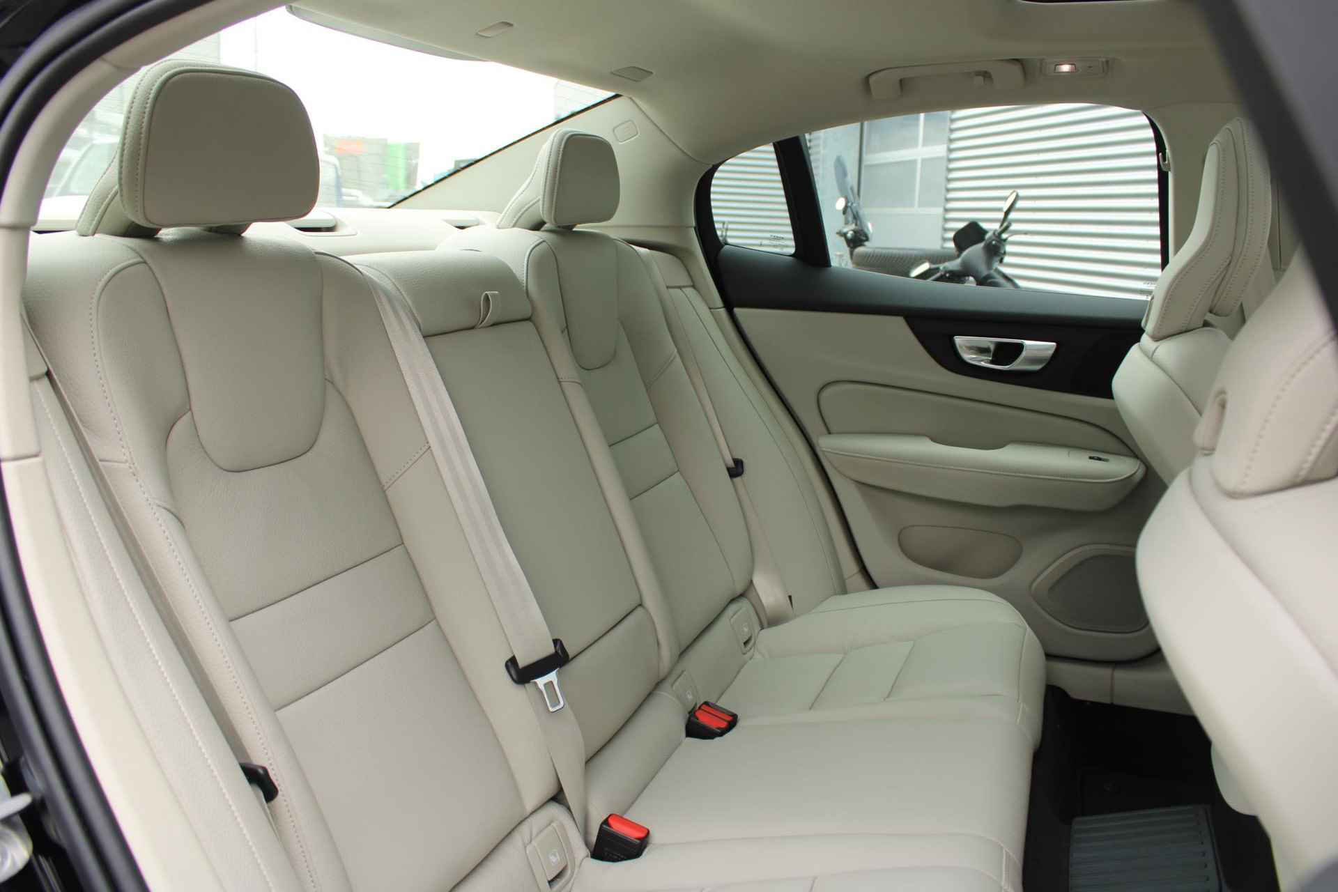 Volvo S60 Recharge T6 AWD AUT8 350PK Plus Dark, Panoramisch Schuif-/Kanteldak, Power Seats Met Geheugenfunctie, Keyless Entry, 19" Lichtmetalen Velgen, Lederen Bekleding, Adaptieve Cruise Control Met Pilot Assist, BLIS Dodehoekdetectie, Verwarmbare Voor- en Achterstoelen, Stuurwielverwarming - 6/15