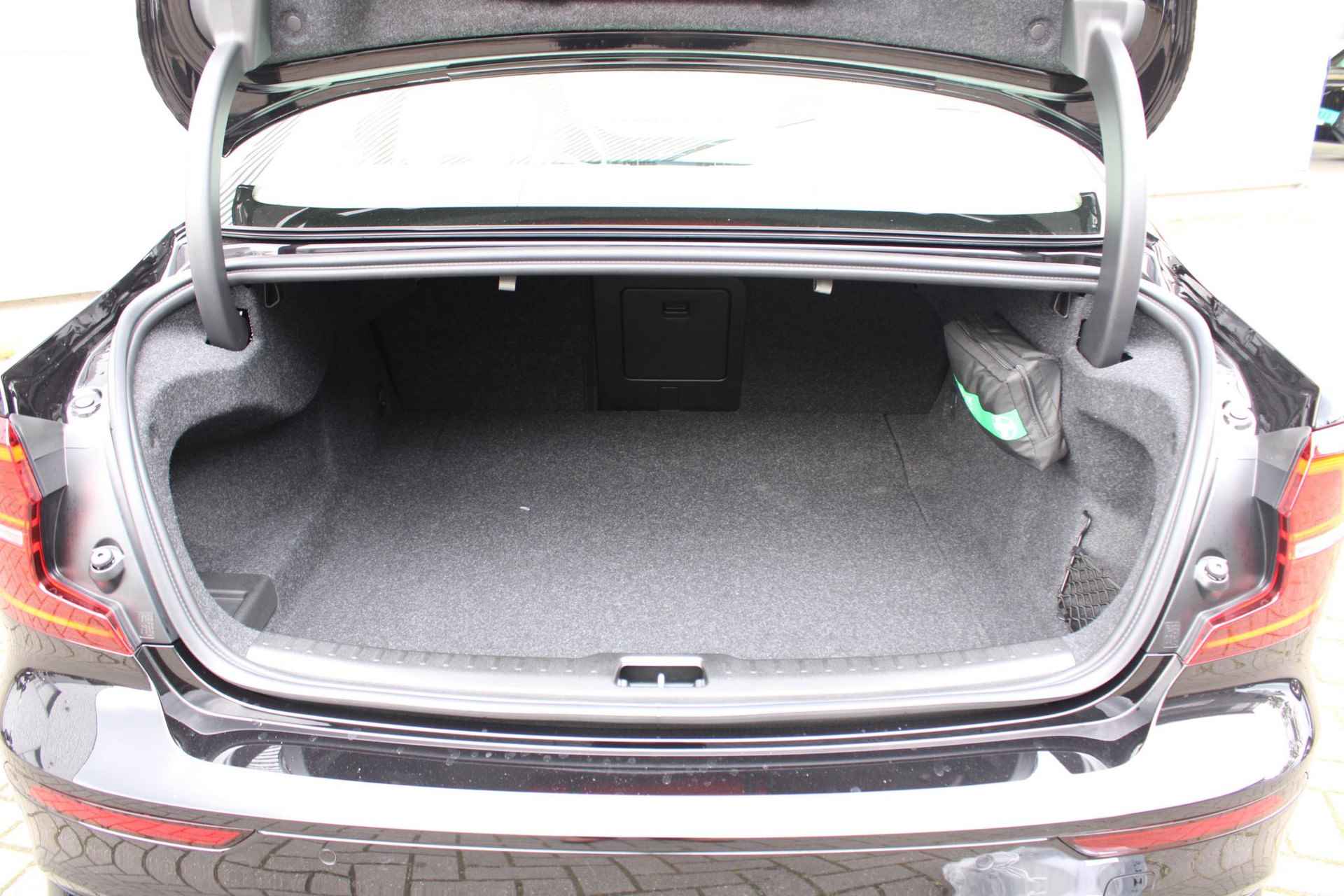 Volvo S60 Recharge T6 AWD AUT8 350PK Plus Dark, Panoramisch Schuif-/Kanteldak, Power Seats Met Geheugenfunctie, Keyless Entry, 19" Lichtmetalen Velgen, Lederen Bekleding, Adaptieve Cruise Control Met Pilot Assist, BLIS Dodehoekdetectie, Verwarmbare Voor- en Achterstoelen, Stuurwielverwarming - 10/15