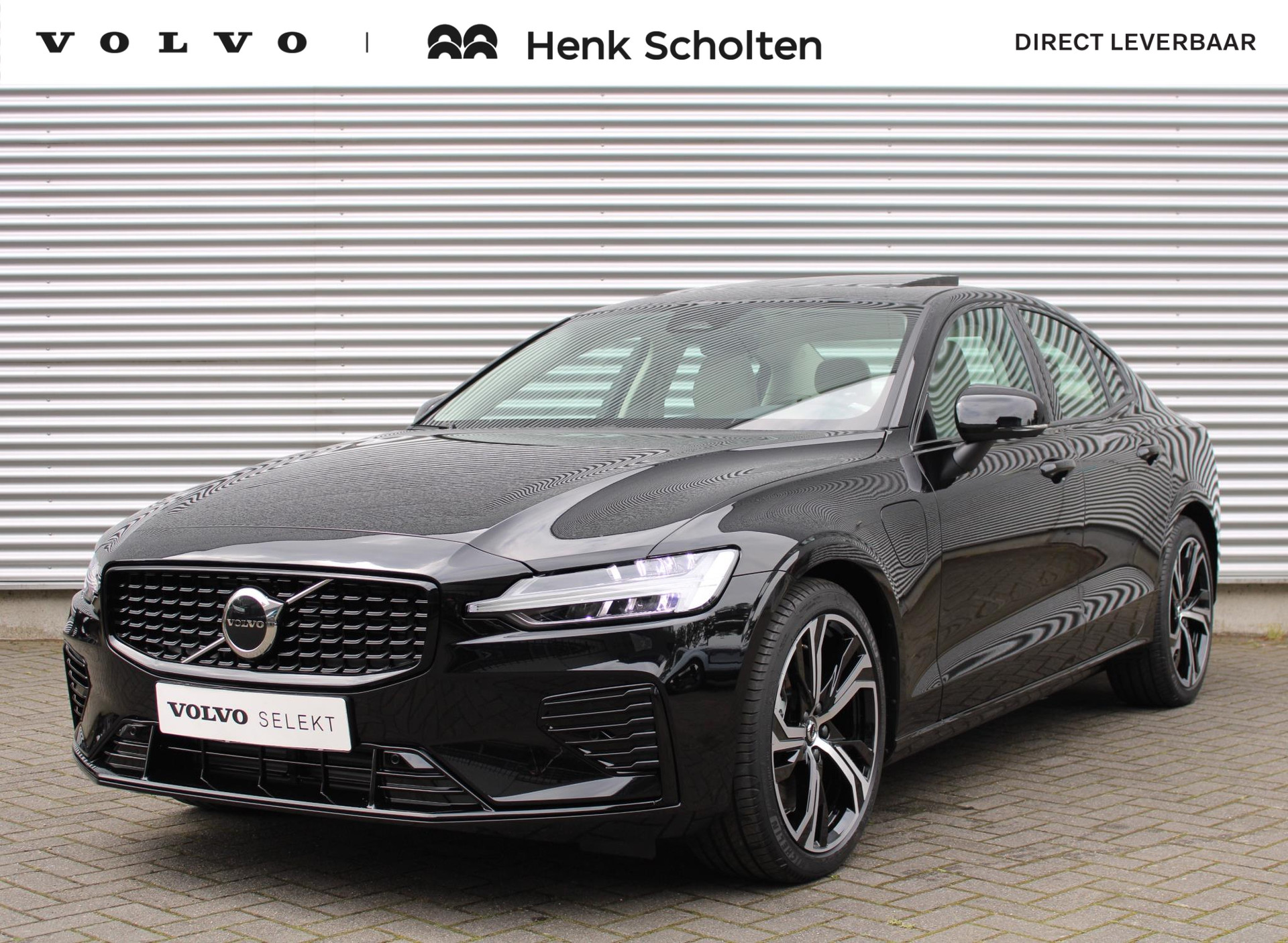 Volvo S60 Recharge T6 AWD AUT8 350PK Plus Dark, Panoramisch Schuif-/Kanteldak, Power Seats Met Geheugenfunctie, Keyless Entry, 19" Lichtmetalen Velgen, Lederen Bekleding, Adaptieve Cruise Control Met Pilot Assist, BLIS Dodehoekdetectie, Verwarmbare Voor- en Achterstoelen, Stuurwielverwarming