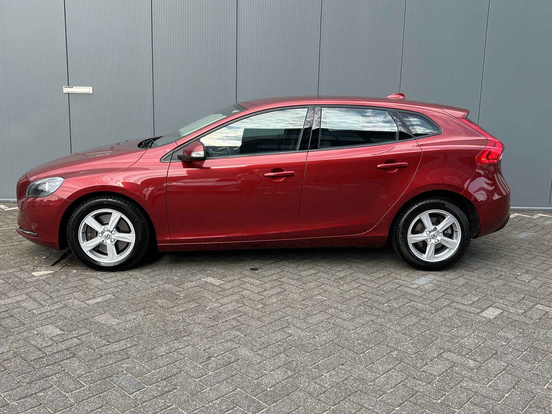 Volvo V40 1.5 T2 123pk Nordic Automaat | Climate | Keyless | Navigatie | 16" Lichtmetaal | Afn. Trekhaak | Cruisecontrol | Business Pack | - 3/25