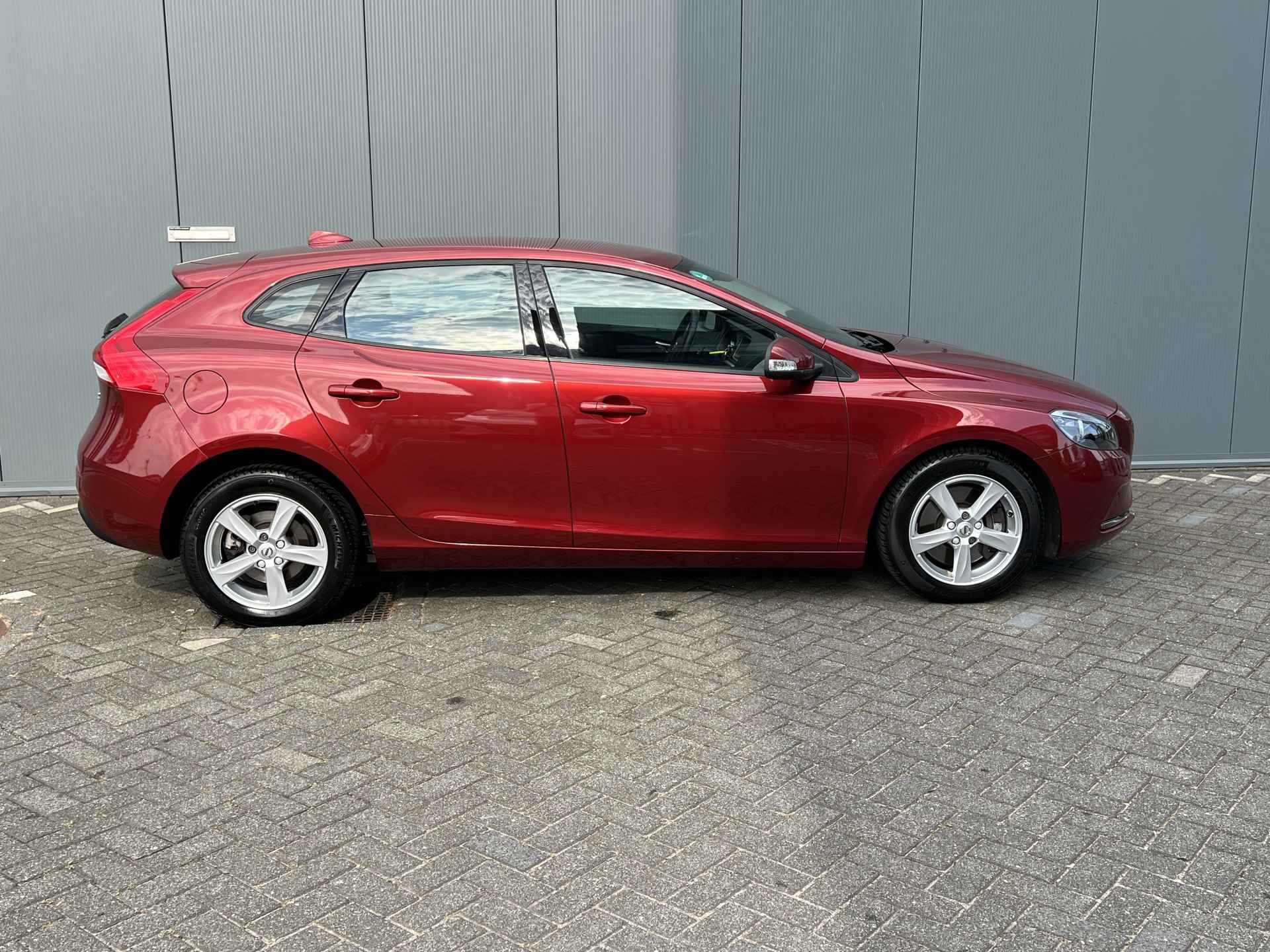 Volvo V40 1.5 T2 123pk Nordic Automaat | Climate | Keyless | Navigatie | 16" Lichtmetaal | Afn. Trekhaak | Cruisecontrol | Business Pack | - 4/25