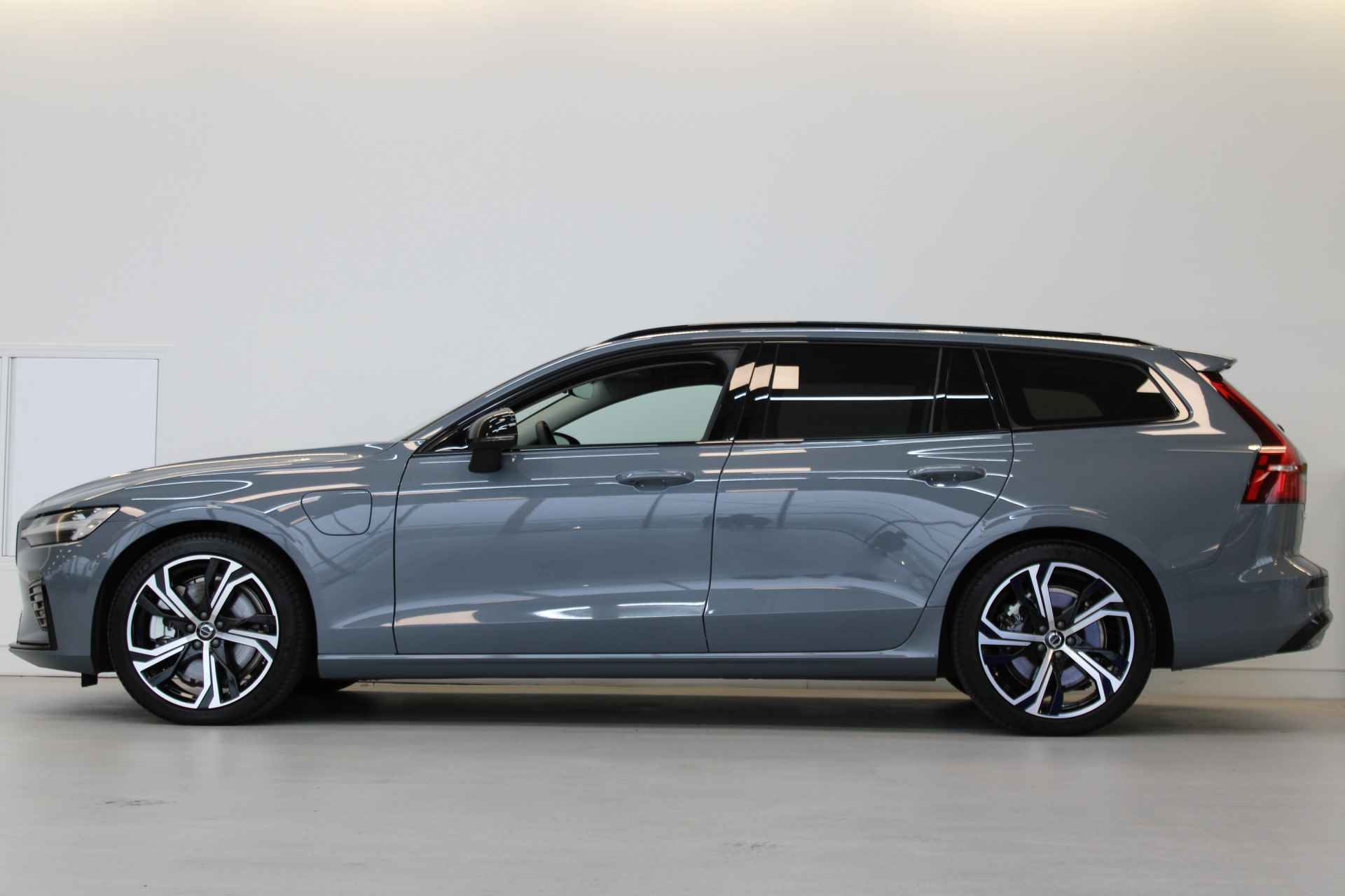 Volvo V60 T6 350PK AWD Plus Dark | Trekhaak | Keyless | 19'' | Getint Glas | Achterb verw - 2/57