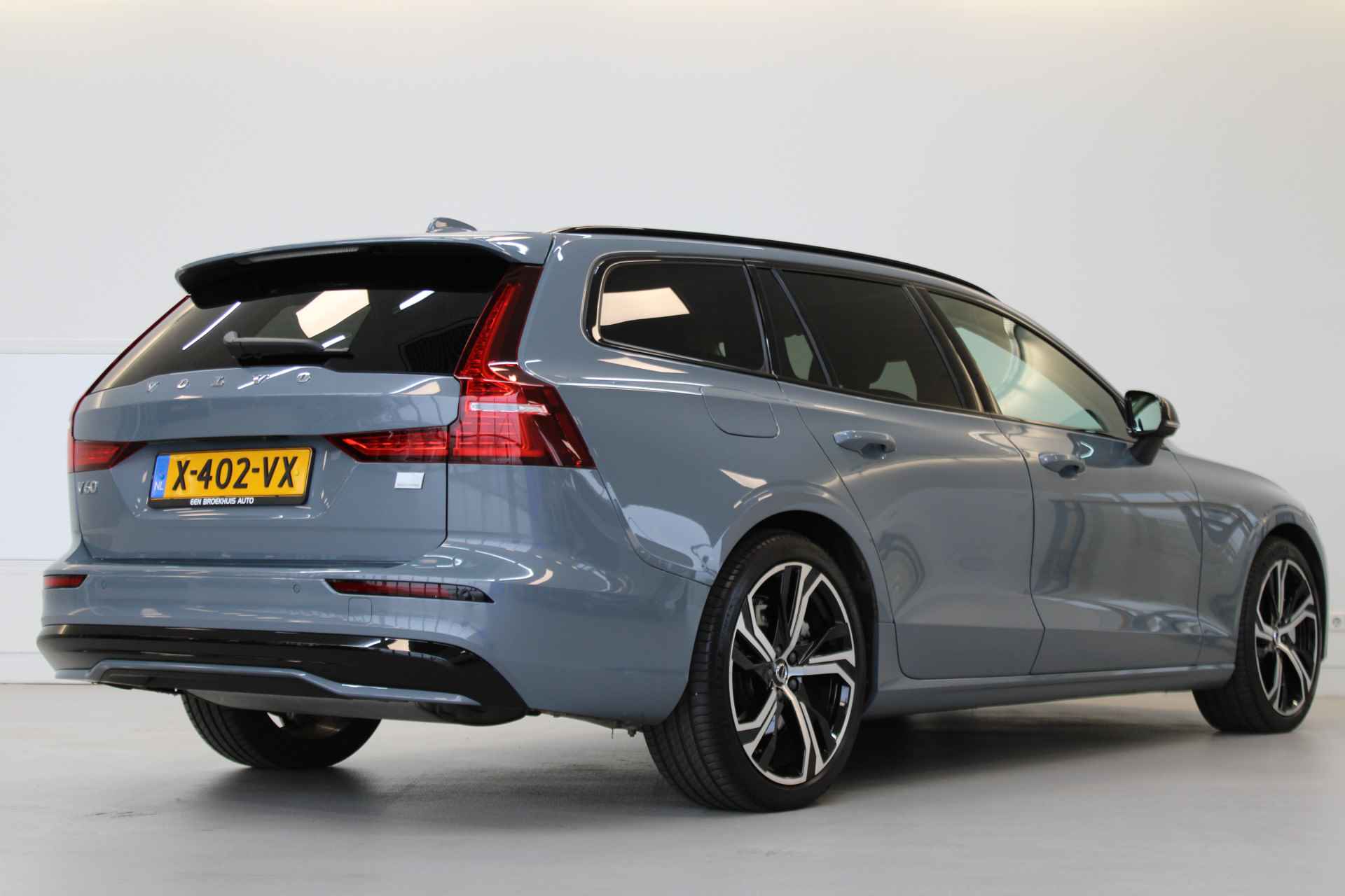 Volvo V60 T6 350PK AWD Plus Dark | Trekhaak | Keyless | 19'' | Getint Glas | Achterb verw - 3/57