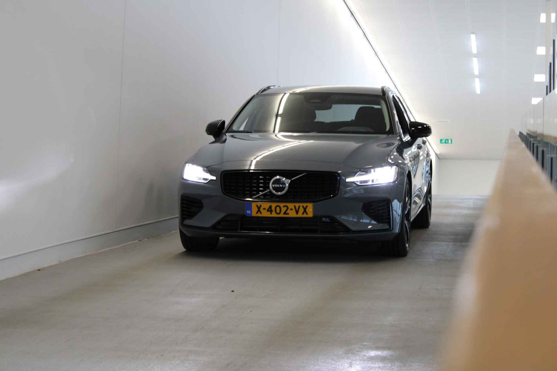 Volvo V60 T6 350PK AWD Plus Dark | Trekhaak | Keyless | 19'' | Getint Glas | Achterb verw - 57/57