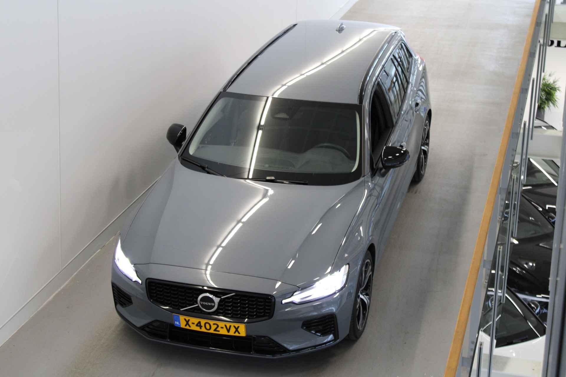 Volvo V60 T6 350PK AWD Plus Dark | Trekhaak | Keyless | 19'' | Getint Glas | Achterb verw - 18/57