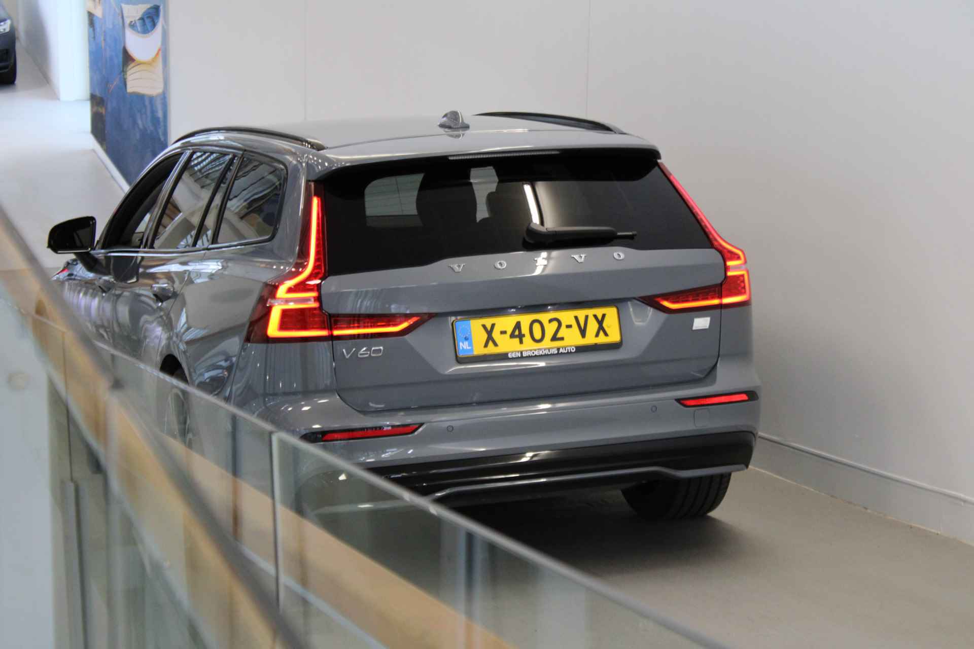 Volvo V60 T6 350PK AWD Plus Dark | Trekhaak | Keyless | 19'' | Getint Glas | Achterb verw - 56/57