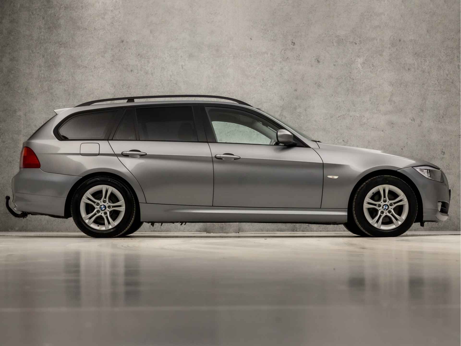 BMW 3 Serie Touring 318i Luxury 143Pk (NAVIGATIE, CLIMATE, GETINT GLAS, LEDEREN SPORTSTOELEN, BLUETOOTH, CRUISE, NIEUWE APK, NIEUWSTAAT) - 4/33