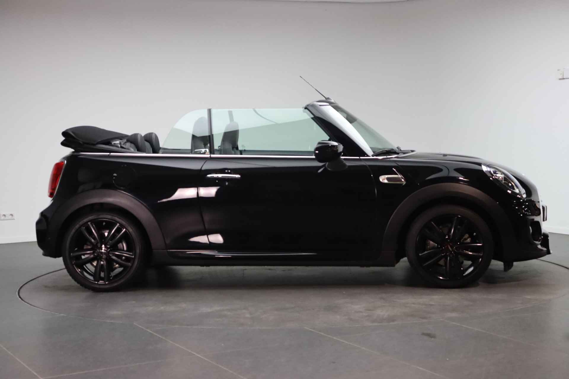 MINI Cabrio Cooper Automaat / JCW Trim Pakket / Sportstoelen / Stoelverwarming / LED / PDC achter / Comfort Access / Cruise Control - 6/20