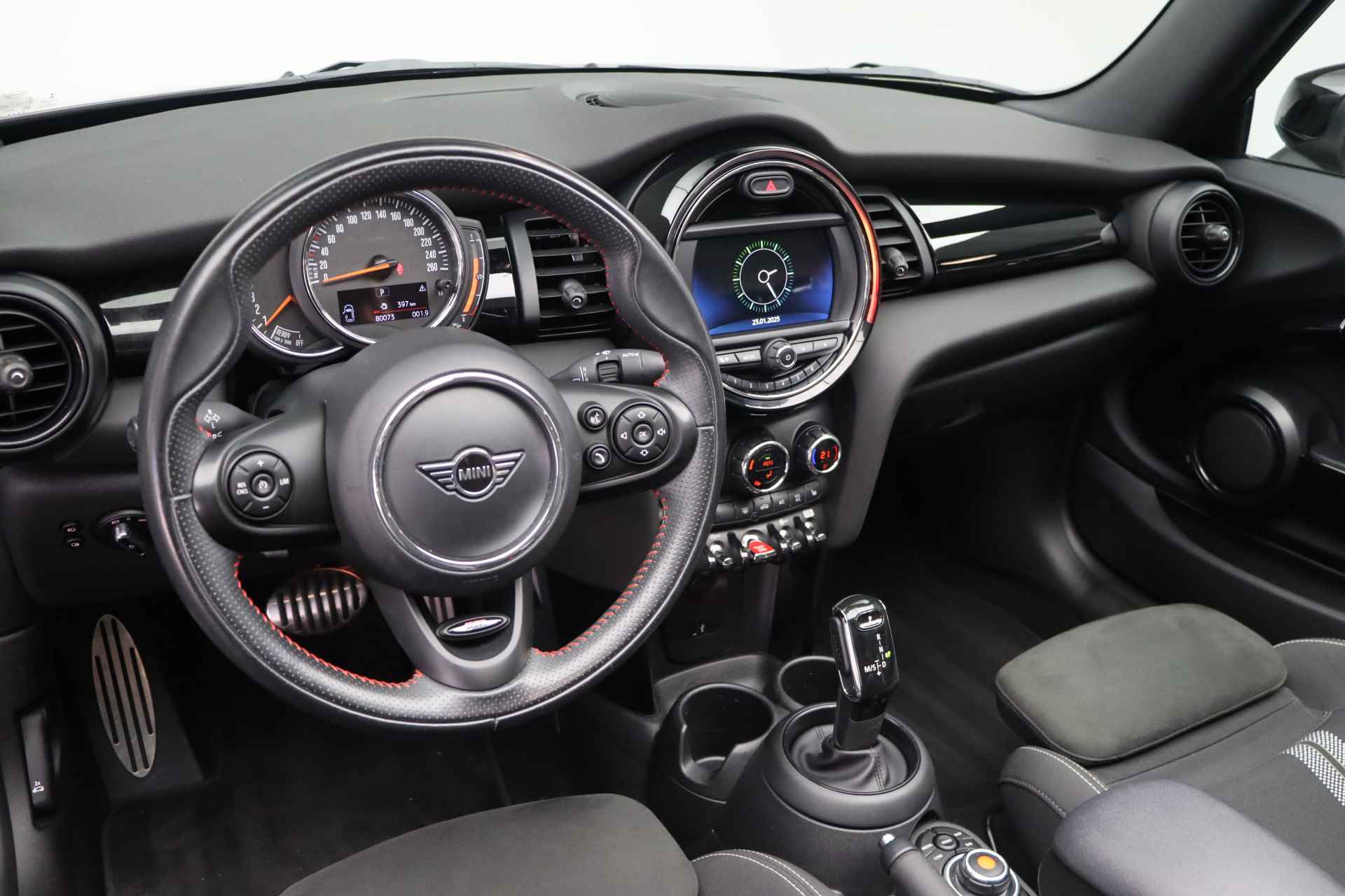 MINI Cabrio Cooper Automaat / JCW Trim Pakket / Sportstoelen / Stoelverwarming / LED / PDC achter / Comfort Access / Cruise Control - 20/20