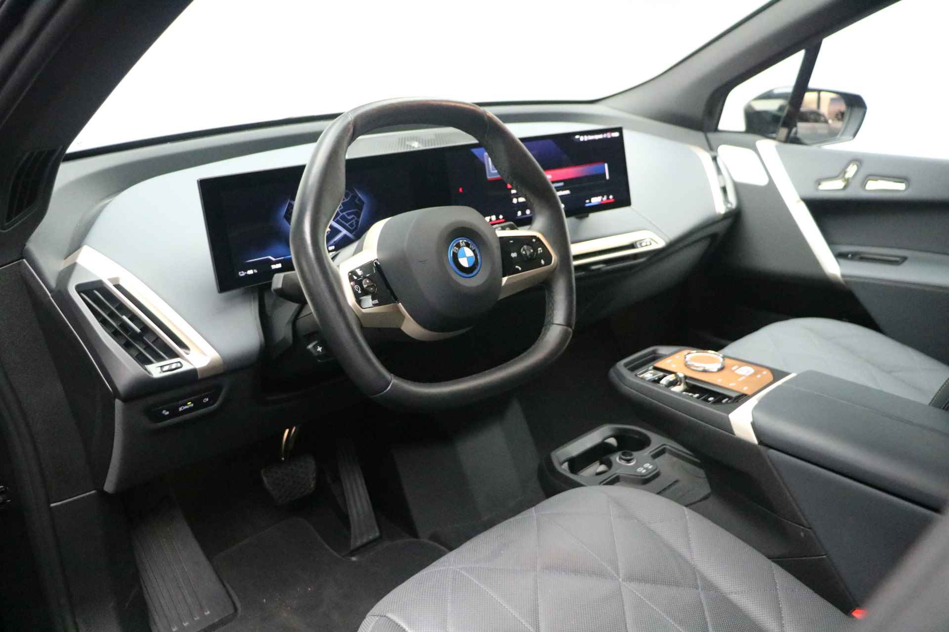 BMW iX M60 High Executive / Panoramadak Sky Lounge / Laserlight / Parking Assistant Professional / Bowers & Wilkins / Soft-Close / Active Steering / Stoelventilatie - 8/23