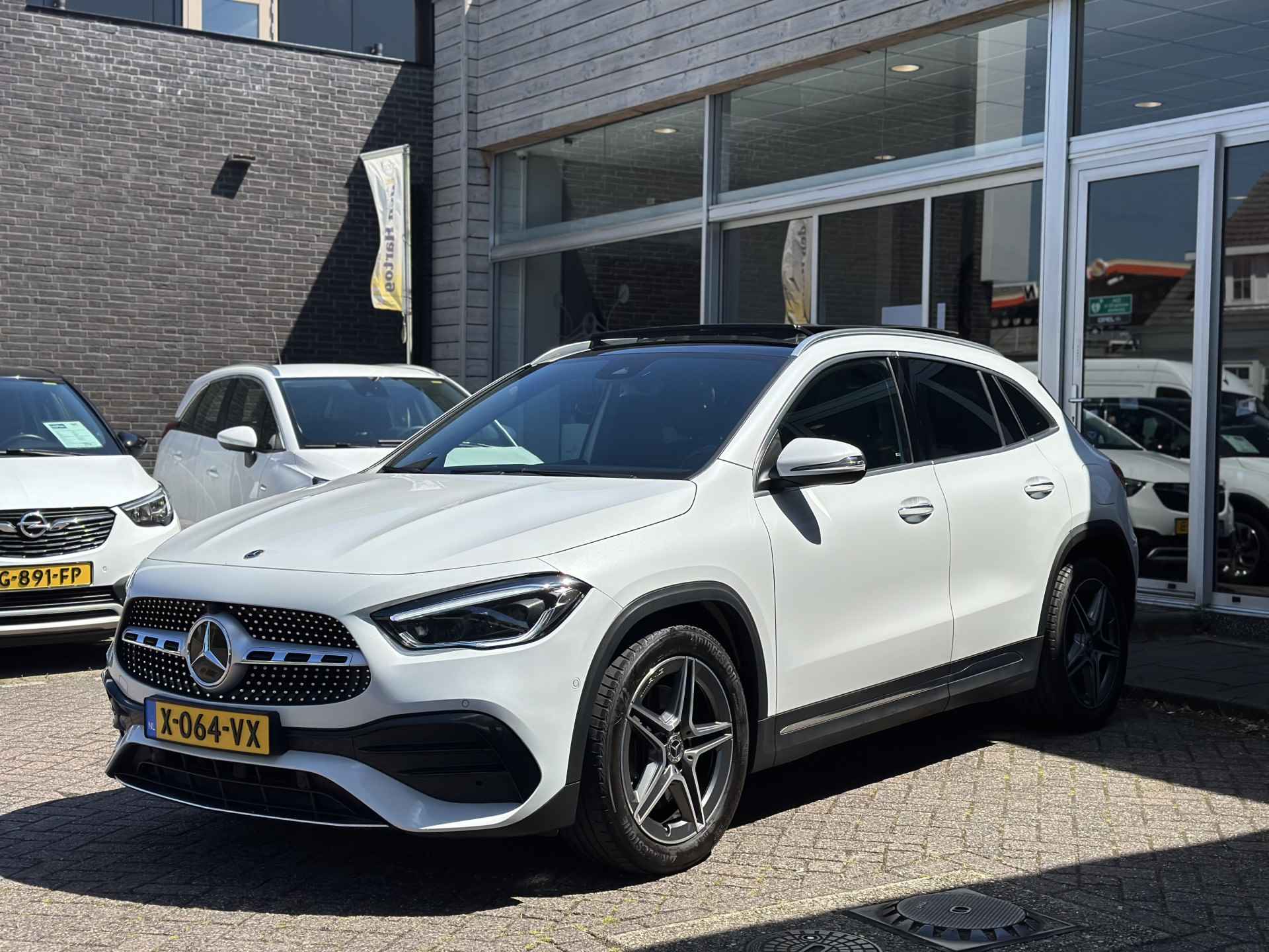 Mercedes-Benz GLA 250 4MATIC AMG Line Panorama dak/Leder alcantara/Camera. - 3/52