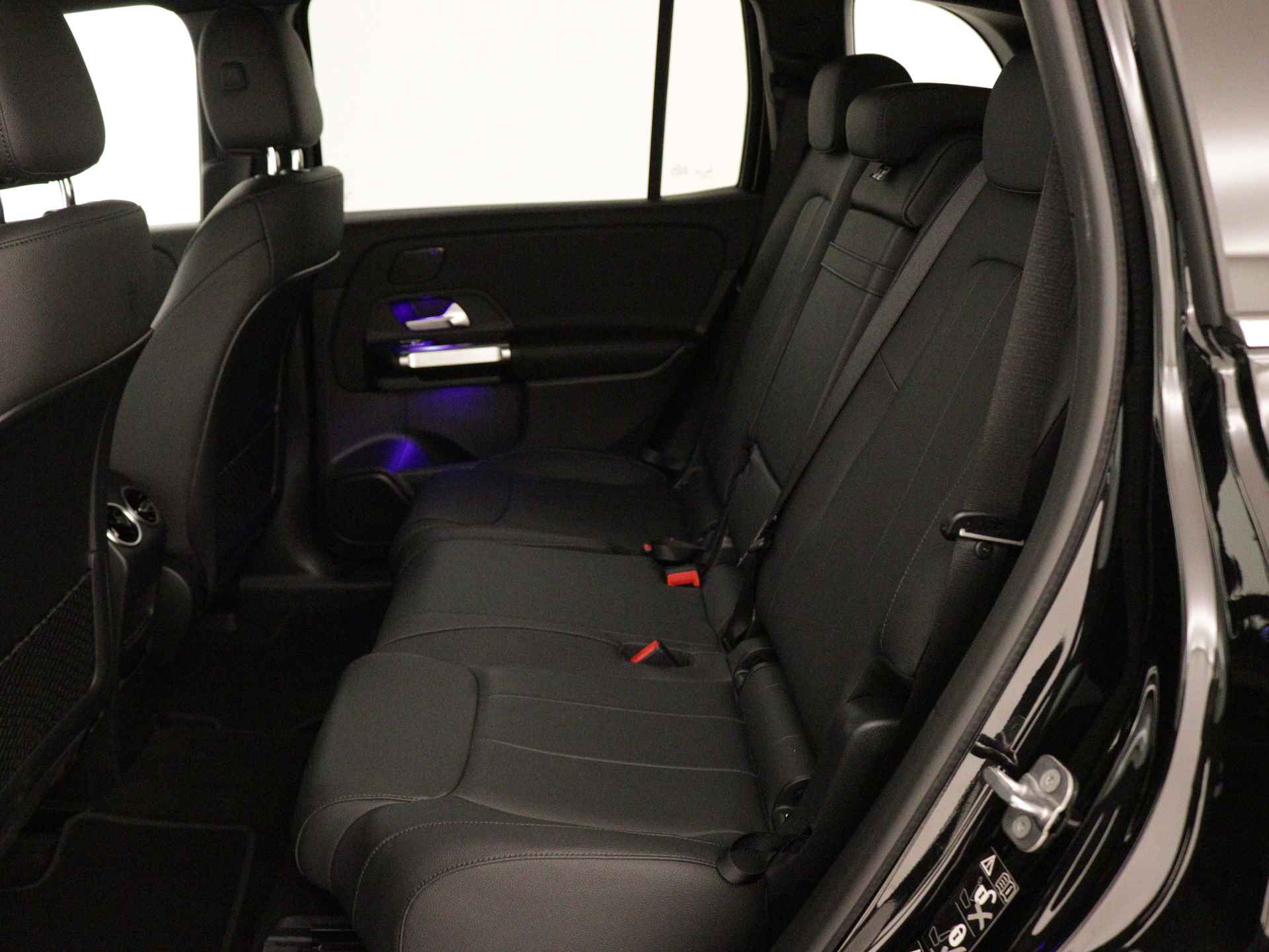 Mercedes-Benz EQB 250 Luxury Line 7p. 67 kWh | Premium pakket | Dashcam | Parkeerpakket met achteruitrijcamera | Spiegelpakket | KEYLESS-GO comfort pakket | Verwarmde stoelen vooraan | Draadloos oplaadsysteem voor Smartphone - 5/41