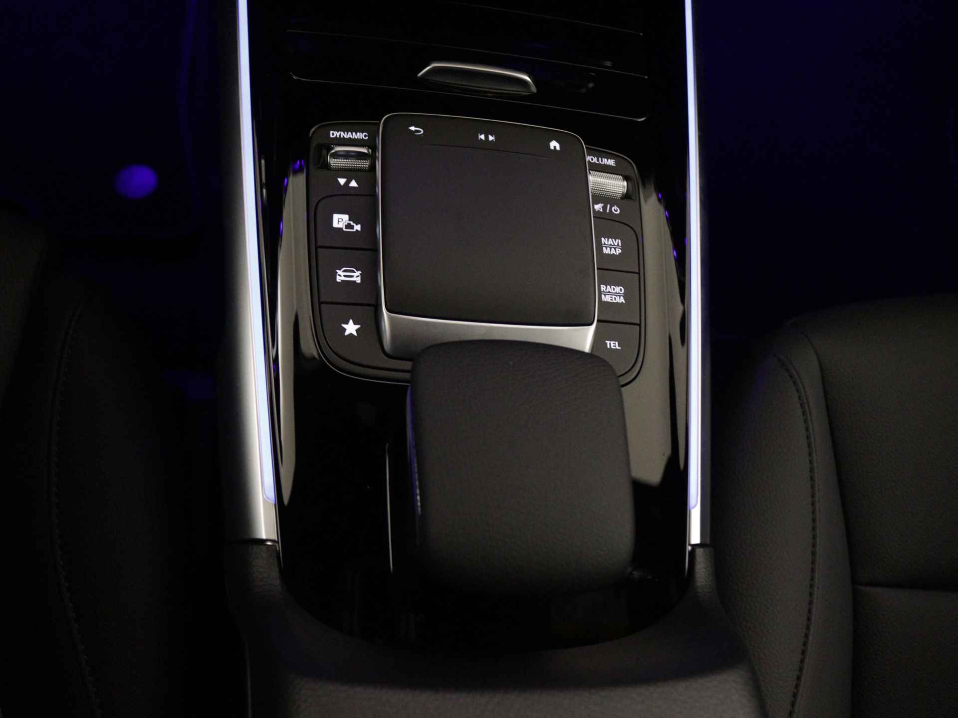 Mercedes-Benz EQB 250 Luxury Line 7p. 67 kWh | Premium pakket | Dashcam | Parkeerpakket met achteruitrijcamera | Spiegelpakket | KEYLESS-GO comfort pakket | Verwarmde stoelen vooraan | Draadloos oplaadsysteem voor Smartphone - 10/41