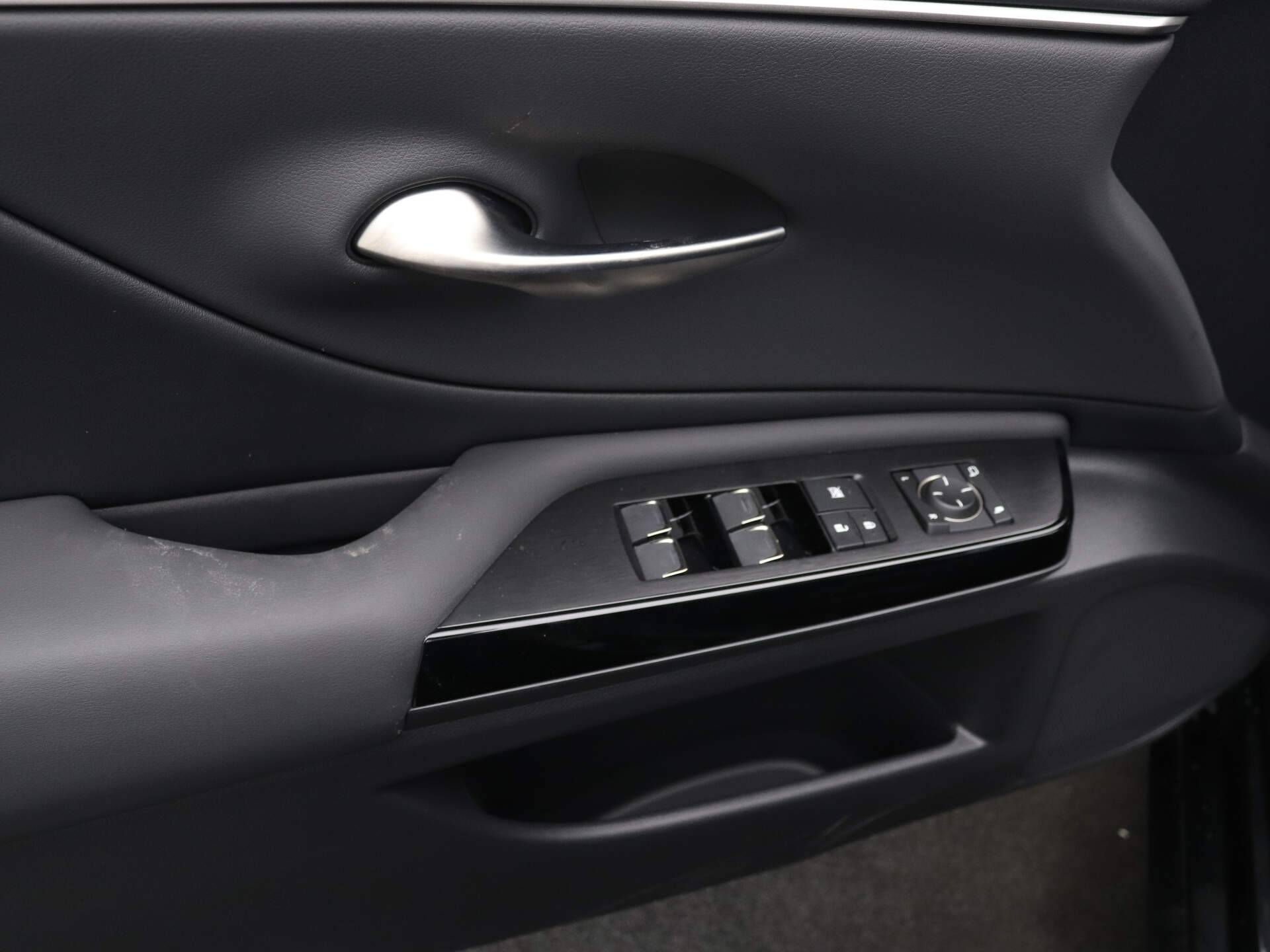 Lexus ES 300h F-Sport Design *Demo* | Zwart Leder + Stoelverwarming | Navigatie | - 28/39