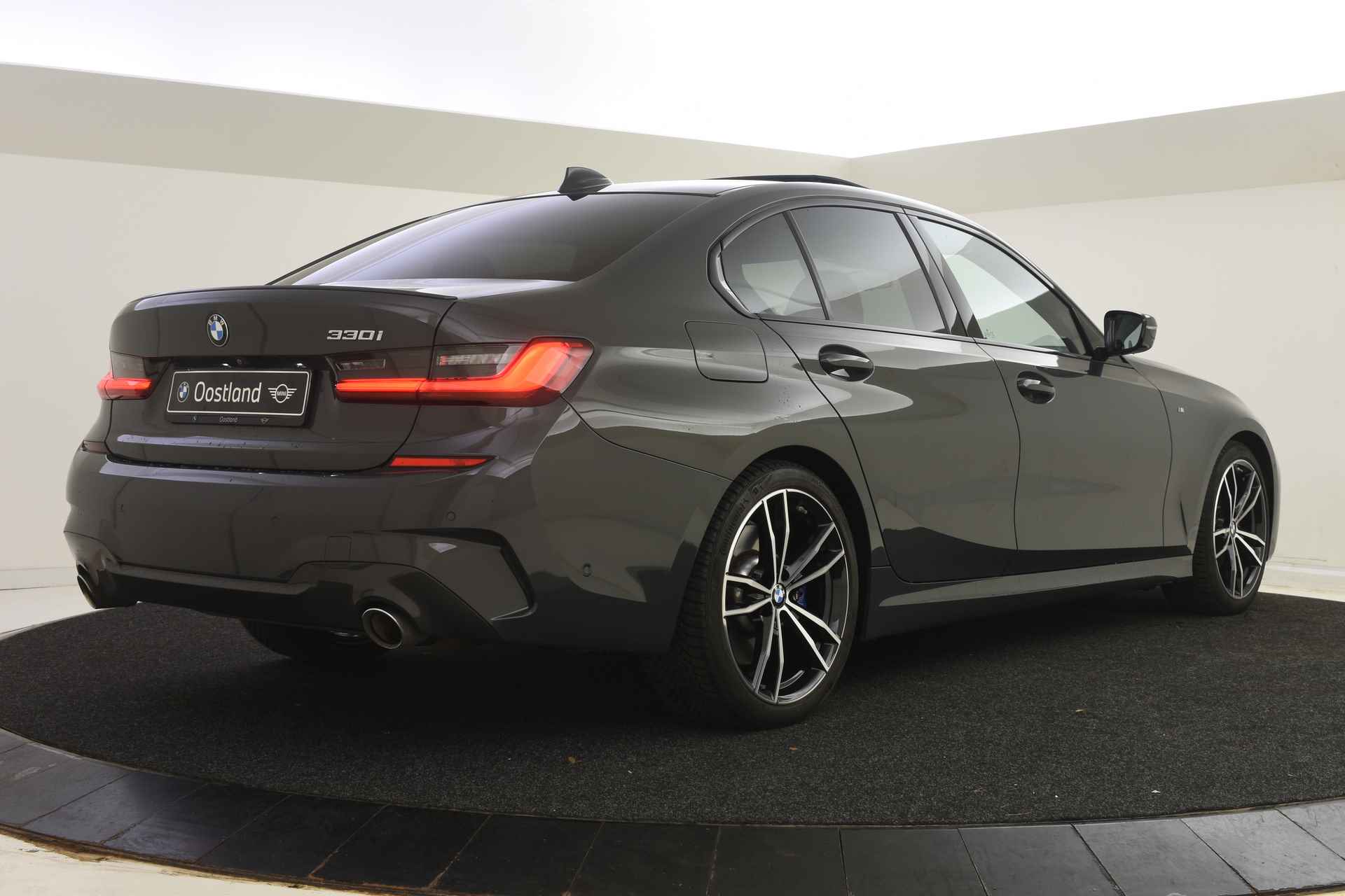 BMW 3-serie 330i High Executive M Sport Automaat / Schuif-kanteldak / Sportstoelen / Parking Assistant Plus /  Head-Up / LED / Comfort Access / Gesture Control - 3/56