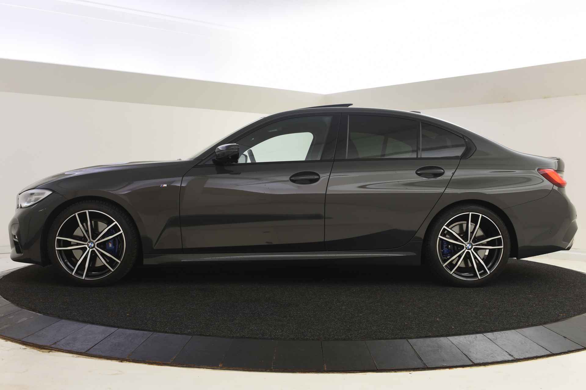 BMW 3-serie 330i High Executive M Sport Automaat / Schuif-kanteldak / Sportstoelen / Parking Assistant Plus /  Head-Up / LED / Comfort Access / Gesture Control - 4/56