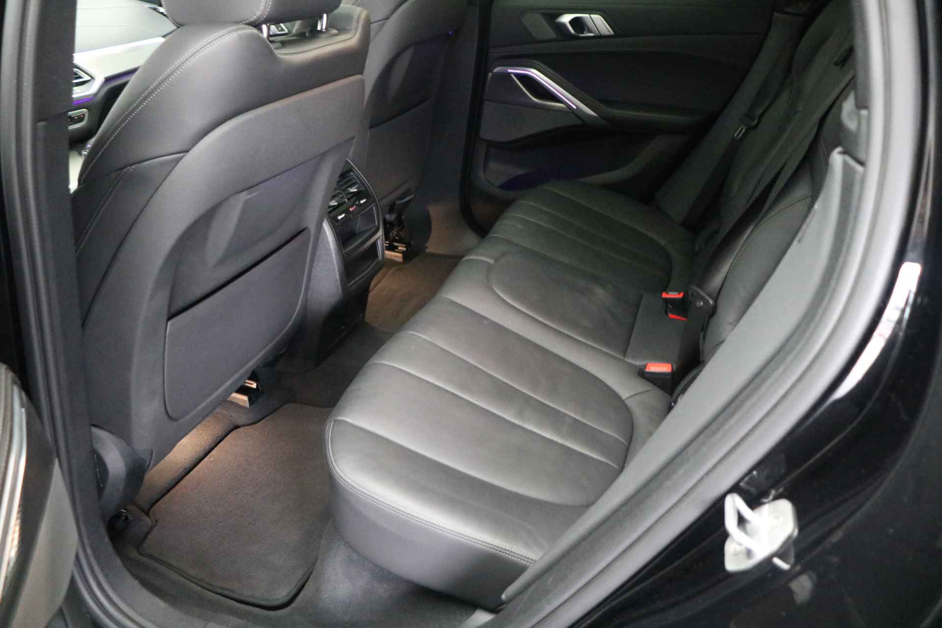 BMW X6 xDrive40i High Executive M Sport Automaat / Panoramadak / Trekhaak / Sportstoelen / Laserlicht / Head-Up / Adaptief M onderstel / Live Cockpit Professional / Parking Assistant Plus - 19/23