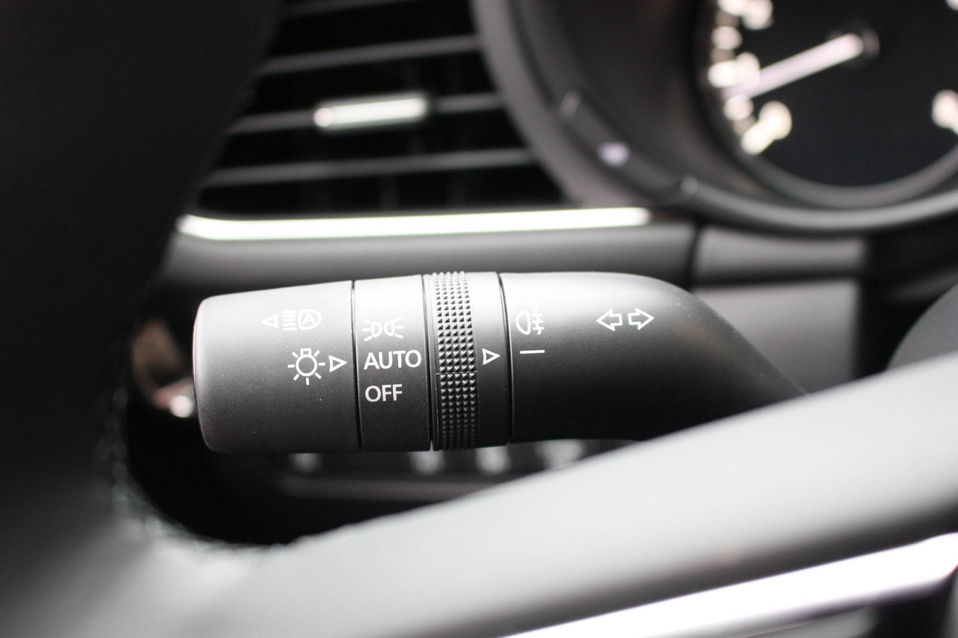 Mazda 3 2.0 e-SkyActiv-G 122 | Stoel- Stuurverwarming | Apple carplay/ Android auto | DAB | LED | HUD | - 30/45